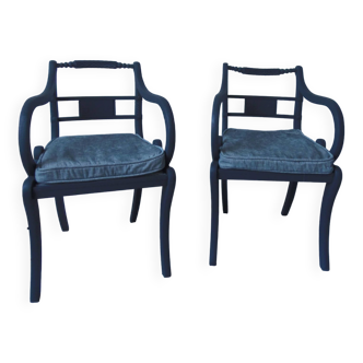 Paire de fauteuils à crosse réenchantés en gris ardoise,  tapissés d’un tissu vert de gris.