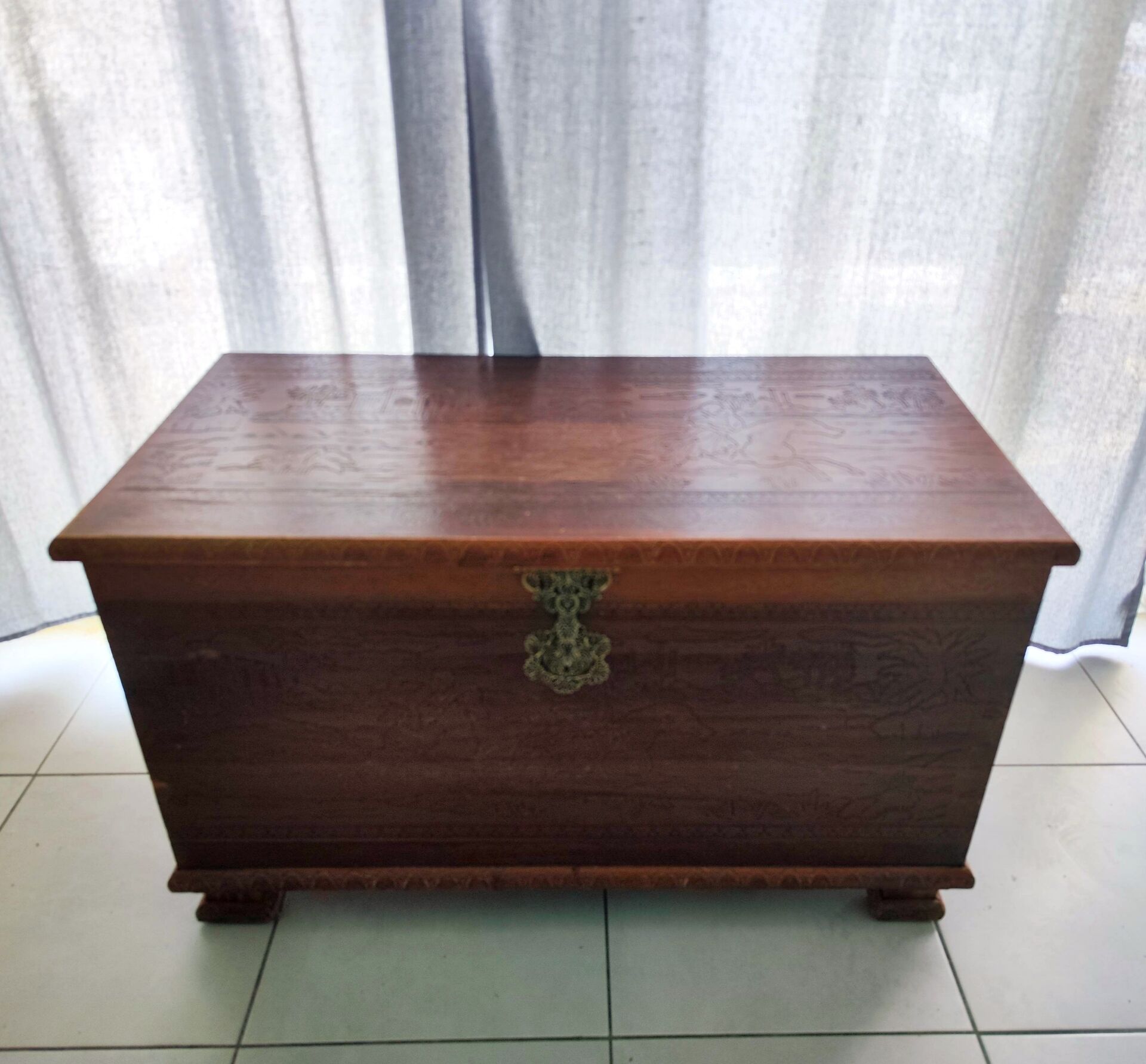 Grand coffre ancien en bois de camphrier-gravé integral-100x60x48cm