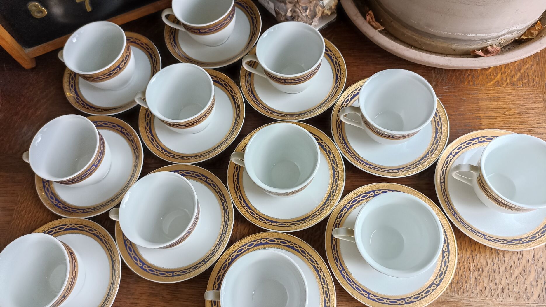 12 tasses à café en porcelaine style Empire