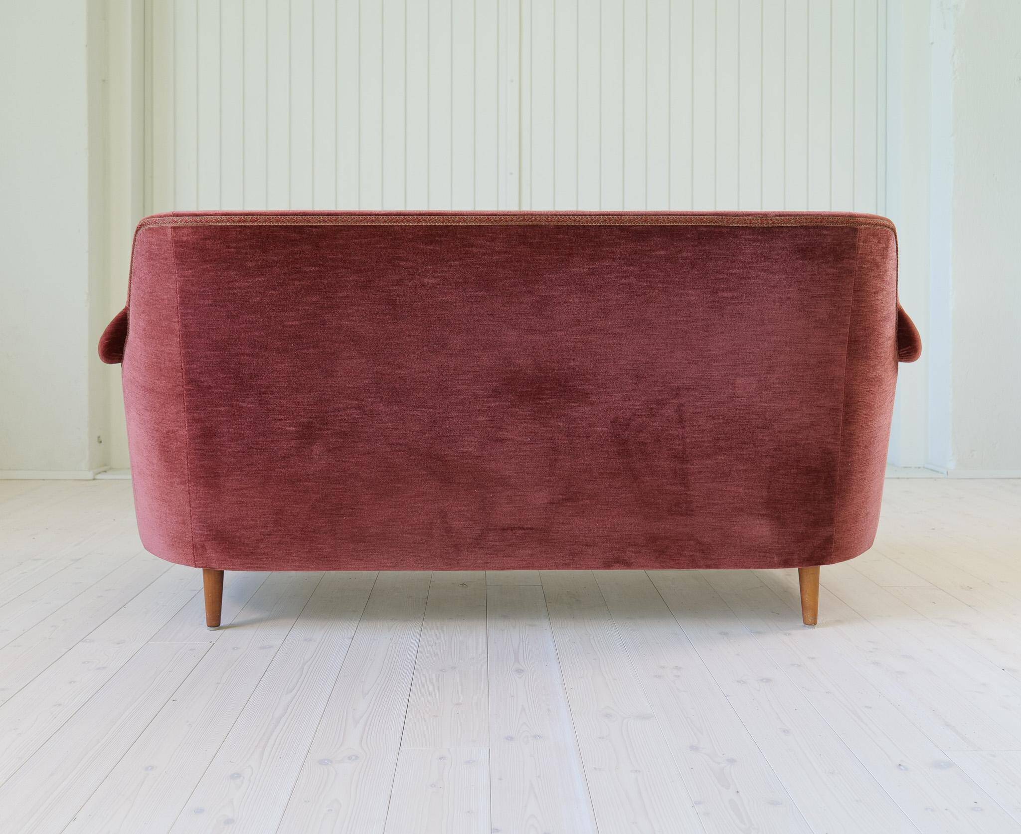 "Samsas" canapé in rare velvet by Carl Malmsten from the mid-century, Sweden, 1960s.