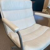 Fauteuil vintage en cuir blanc et acier d’Artifort. Design néerlandais