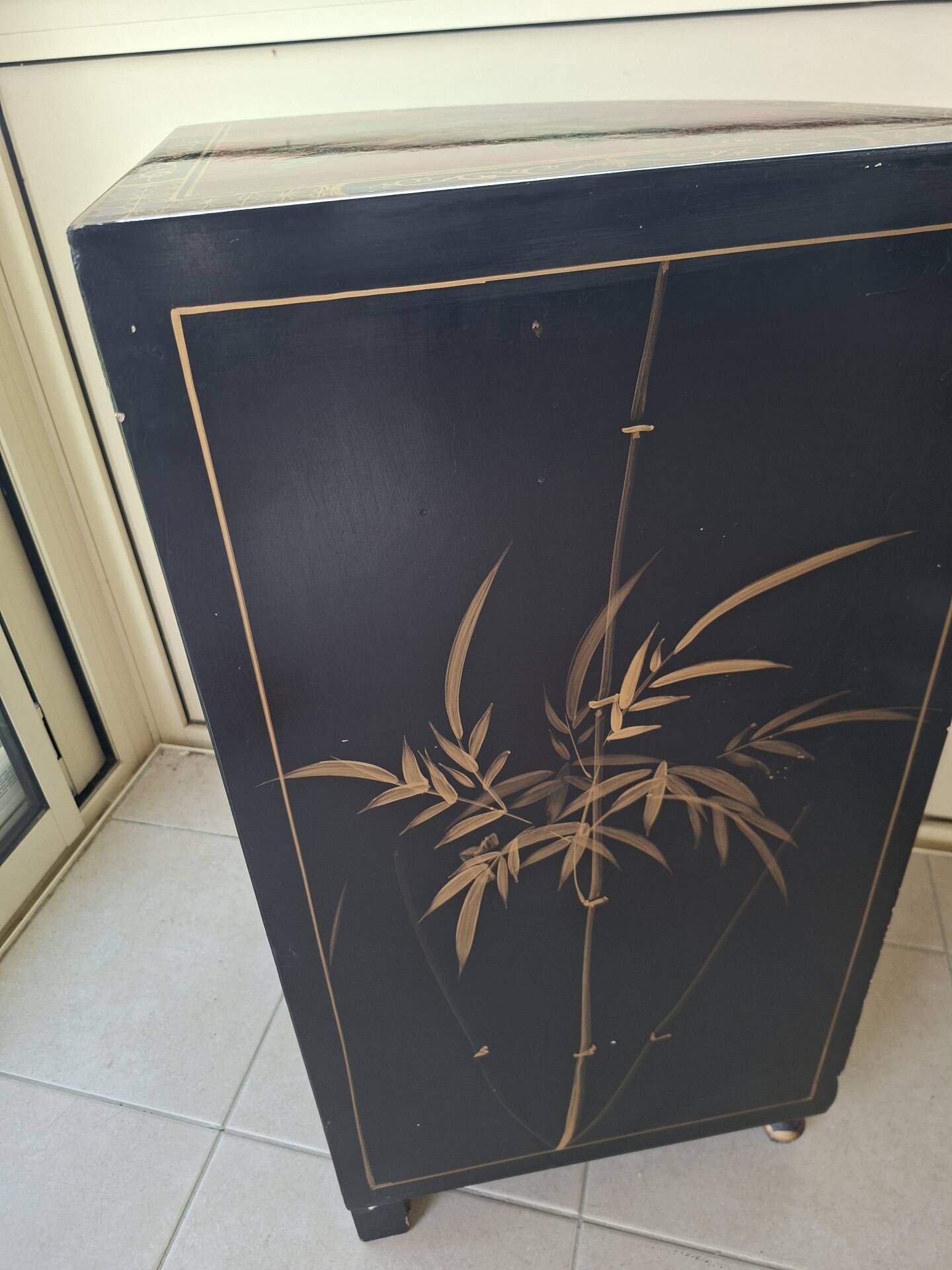 Meuble d'angle en bois laqué et peint à la main —  style asiatique