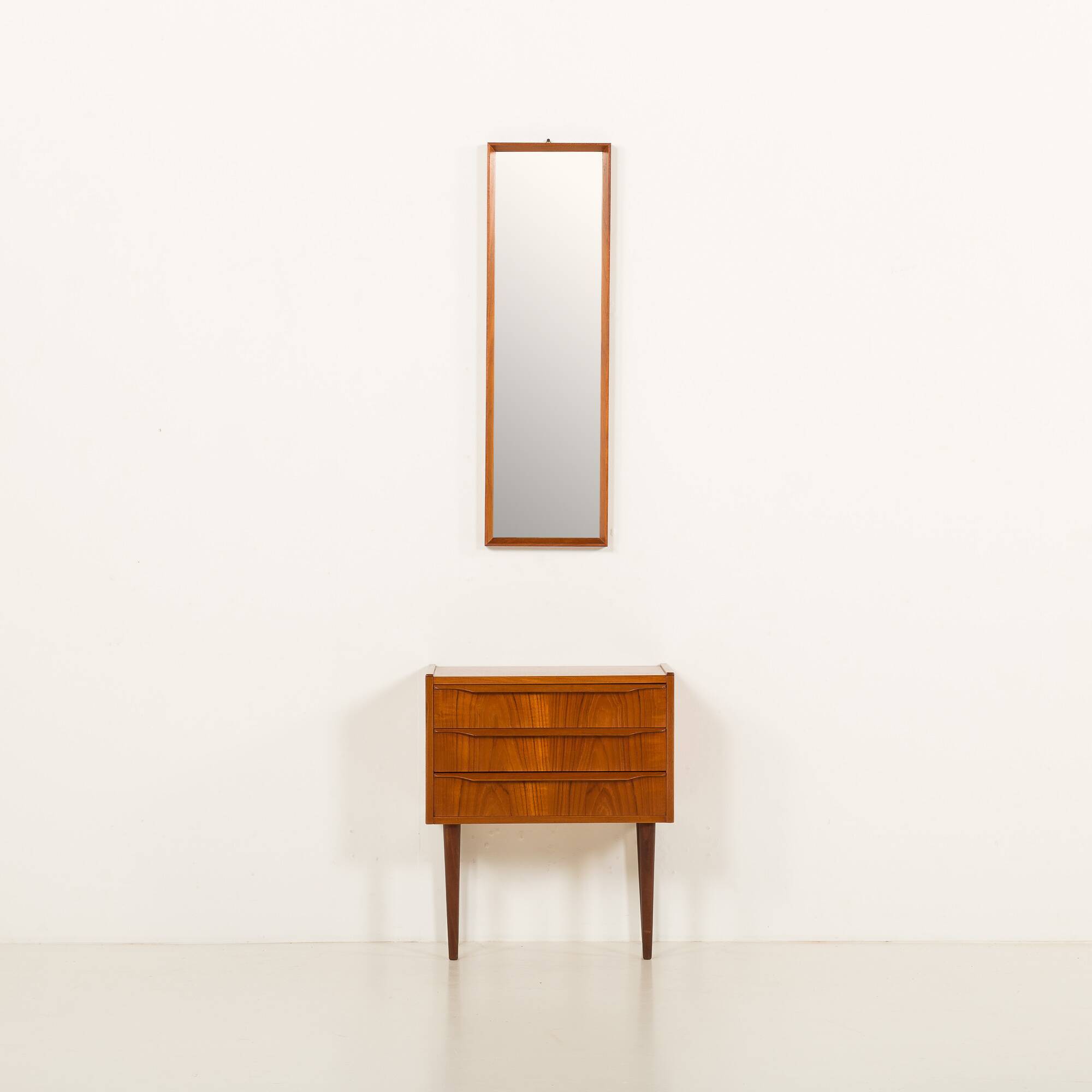 Meuble d'entrée en teck danois avec commode et miroir, années 1960.