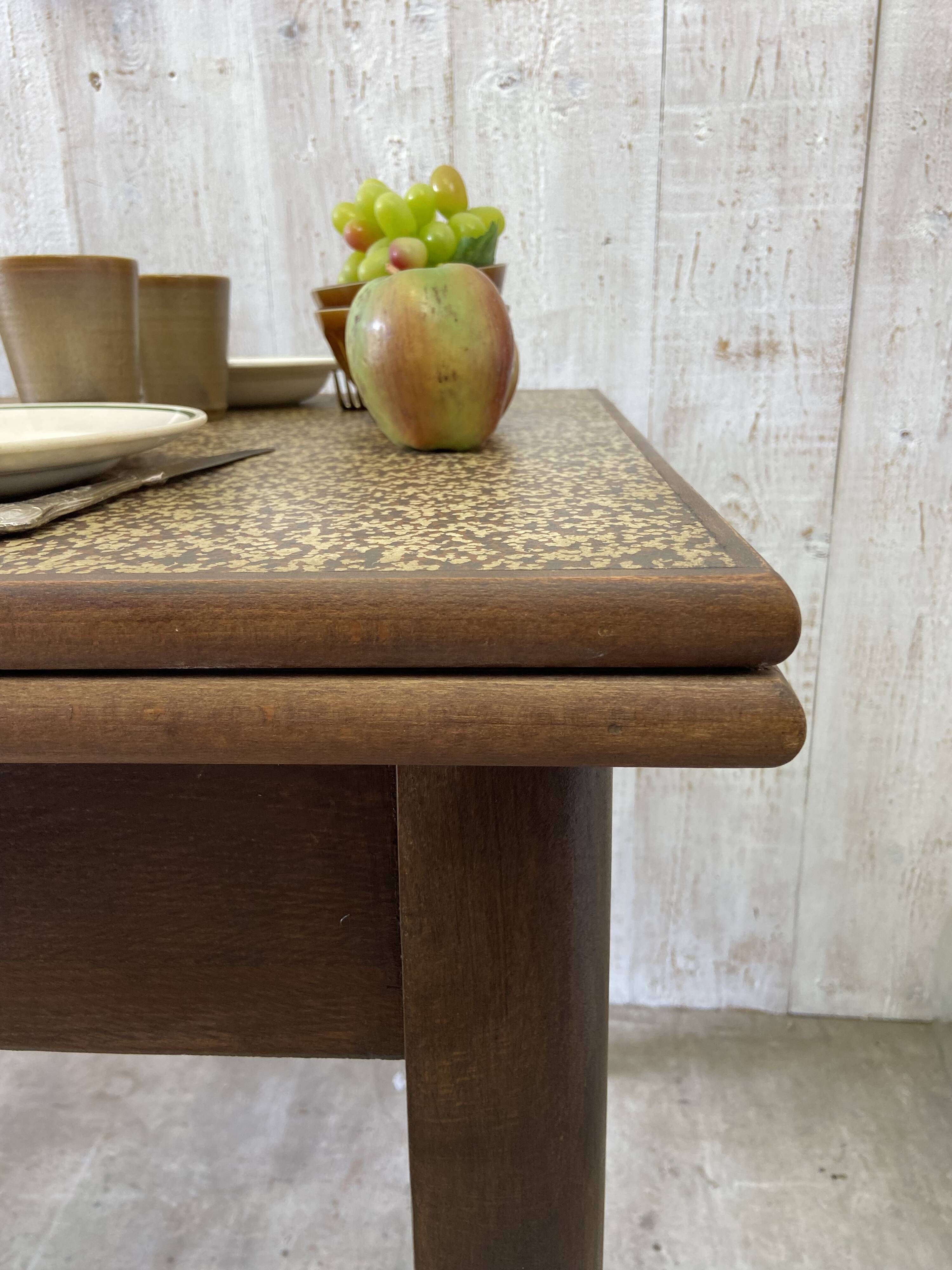 Extendable farm table