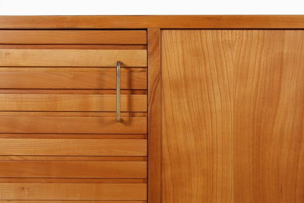 Buffet français des années 1950 en bois de cerisier massif.