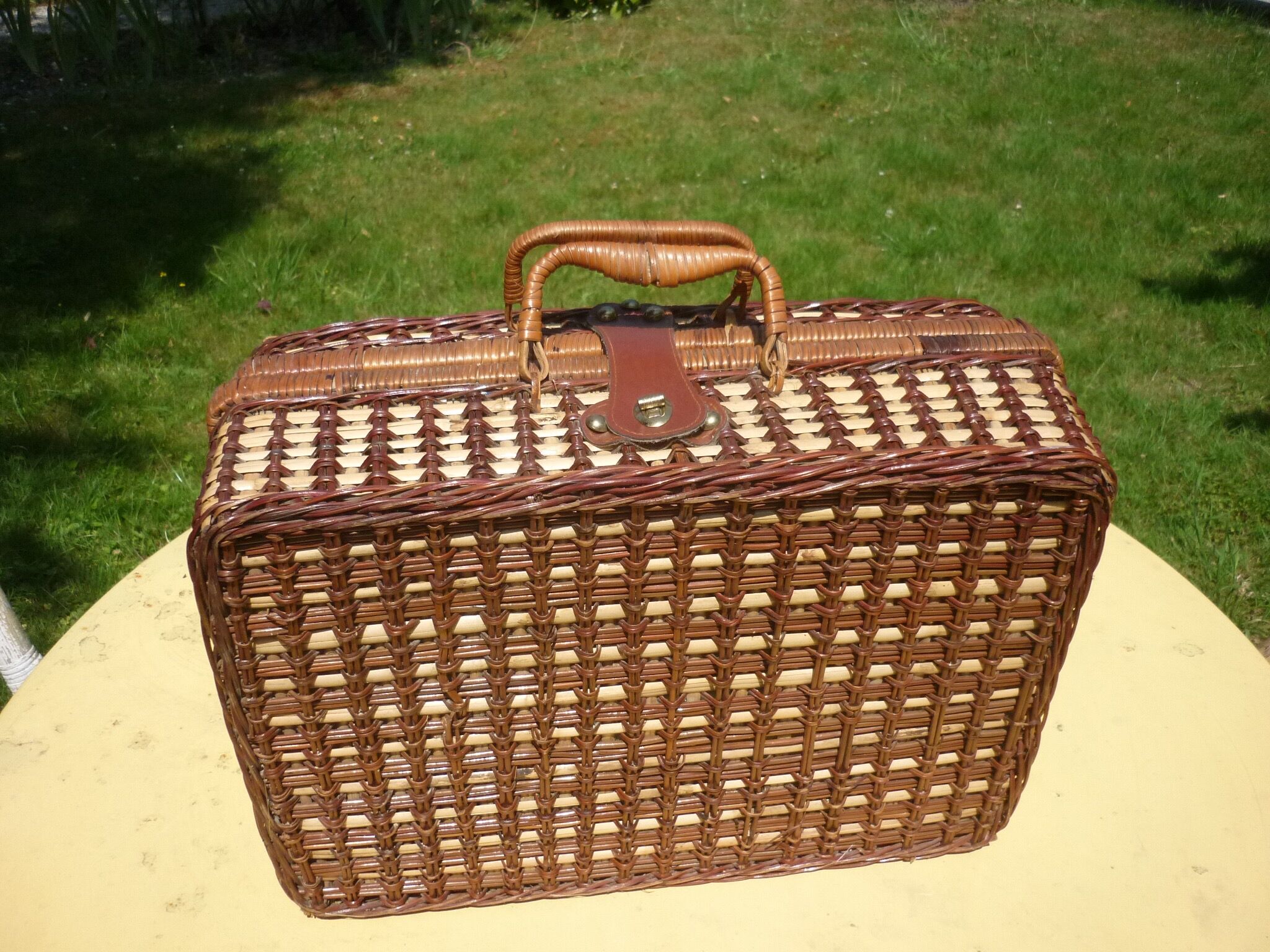 Wicker picnic basket