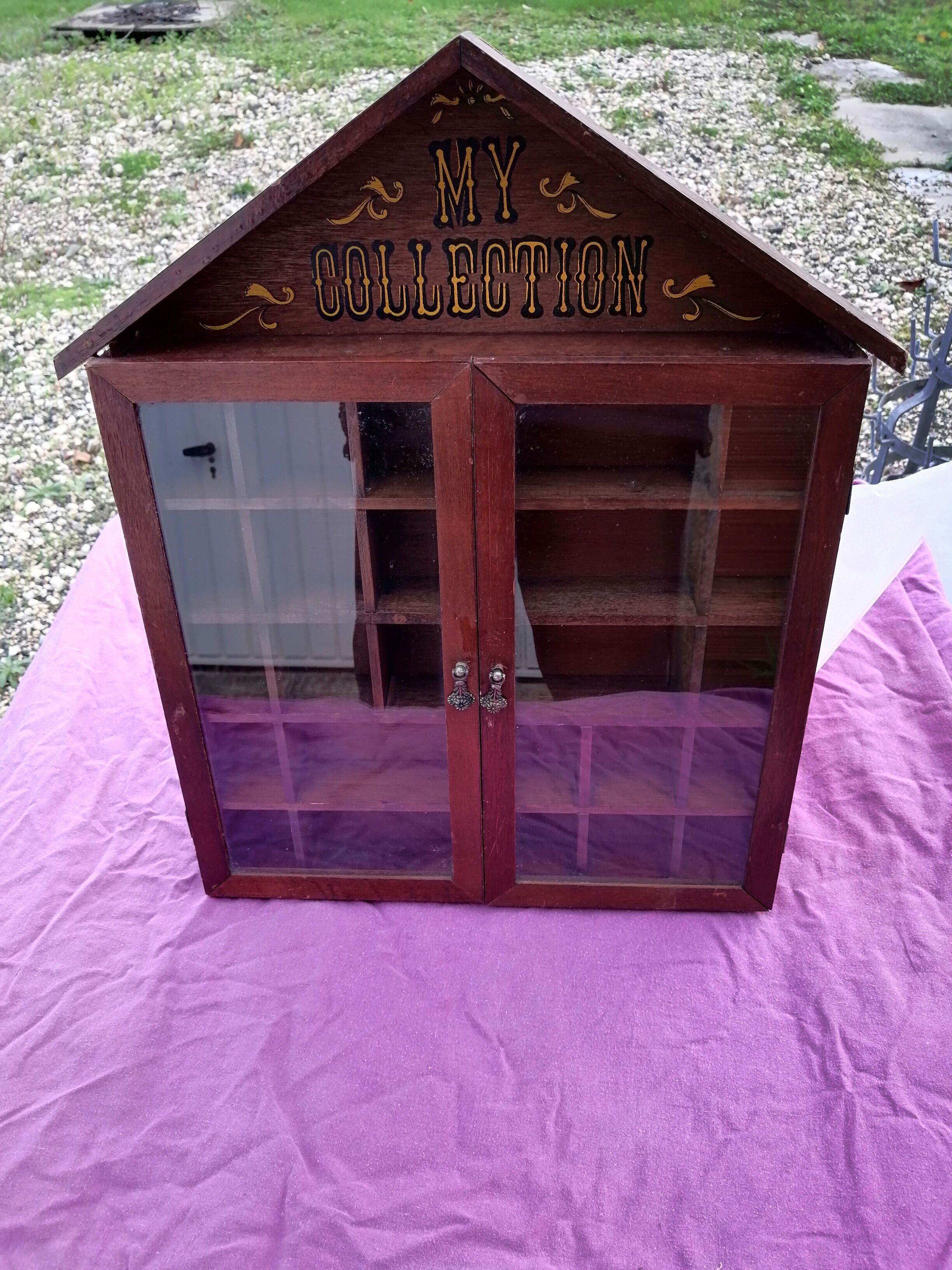 Vitrine pour miniature style chalet en bois vintage mural