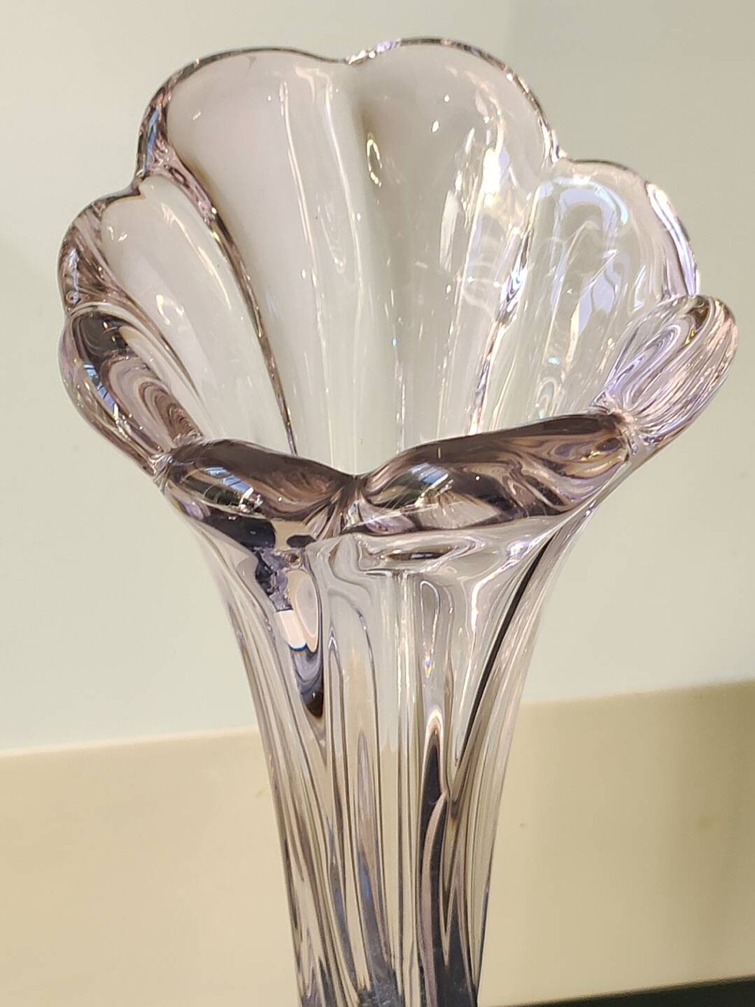 Grand Vase Design floral. En verre d Art soufflé Murano. Tons roses, 30,5cm
