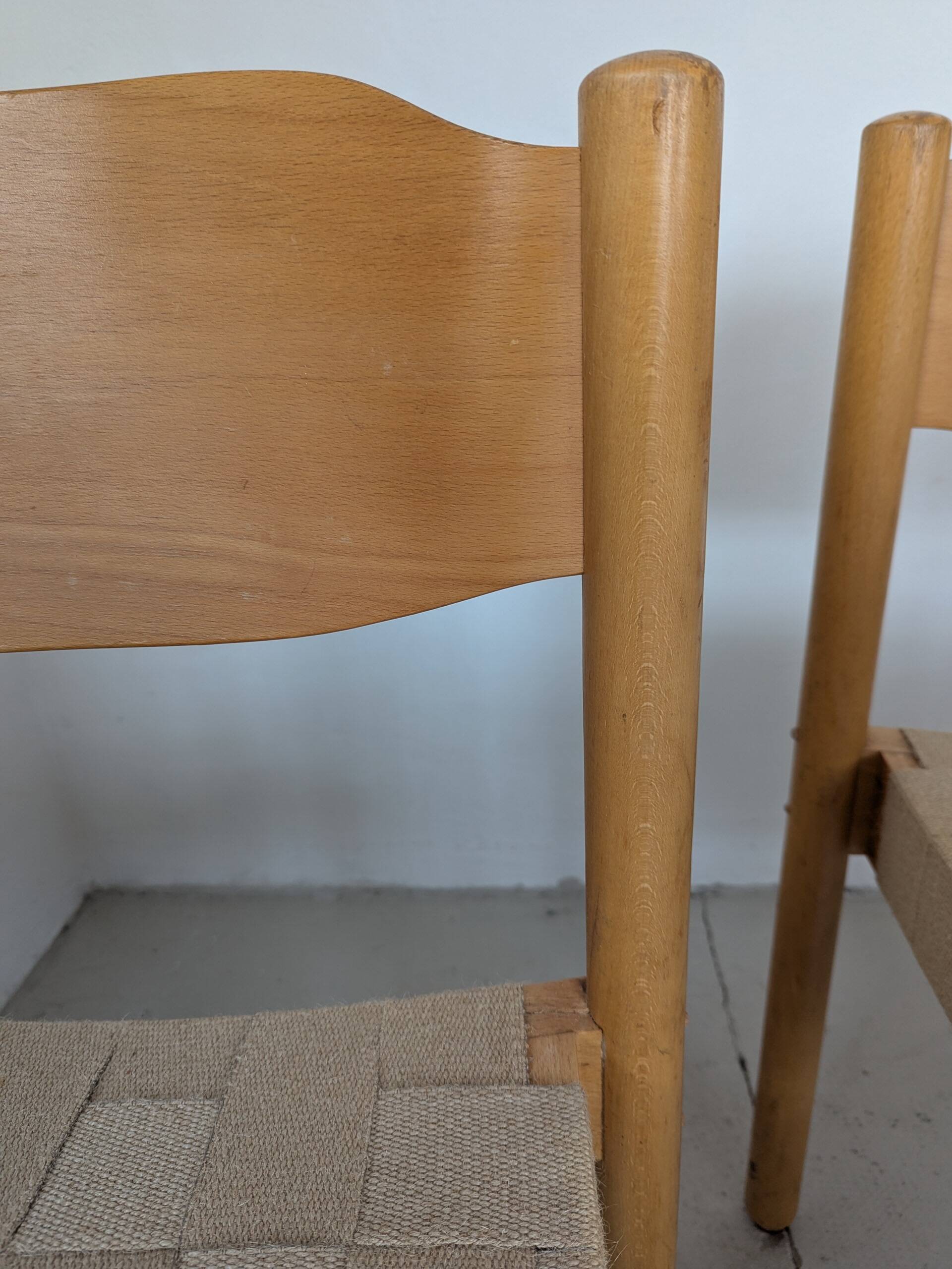 Set of 6 stackable chairs in beech and jute.