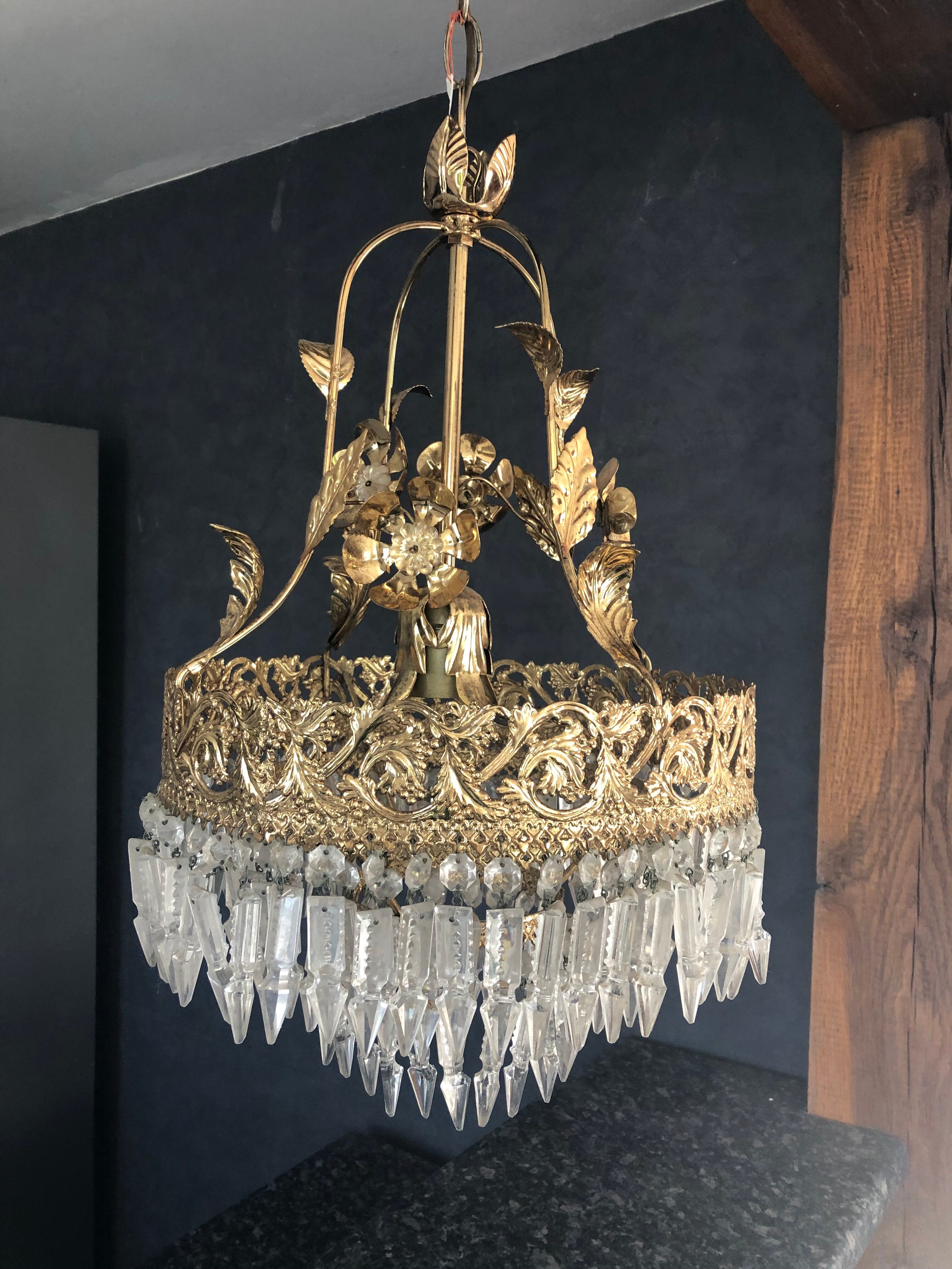 Chandelier suspension in gilded metal and grapevines