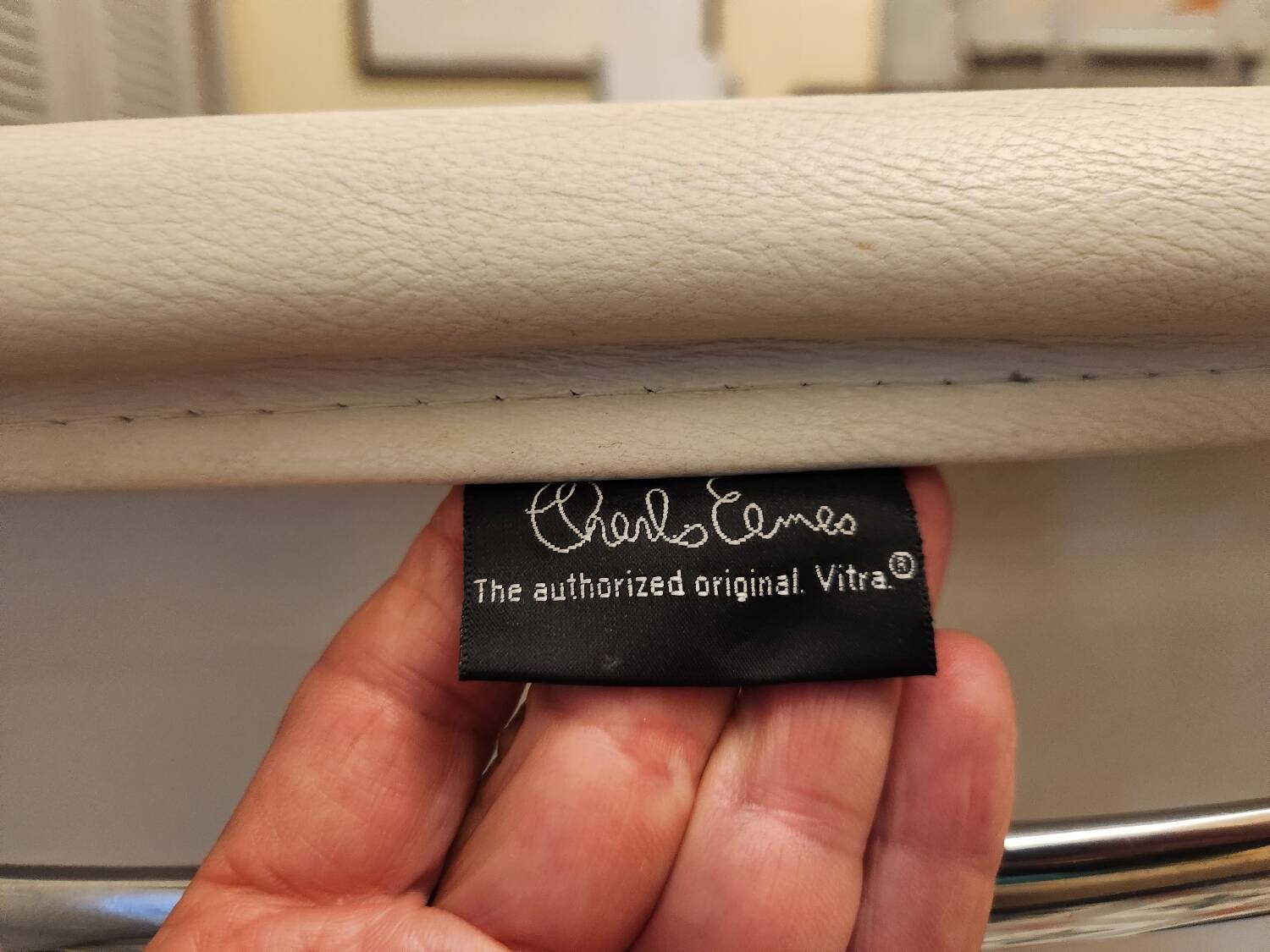Fauteuil EA 108 Eames édité par Vitra