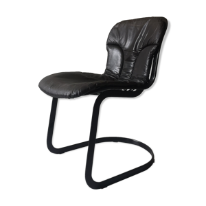 Chaise en métal noir - cuir