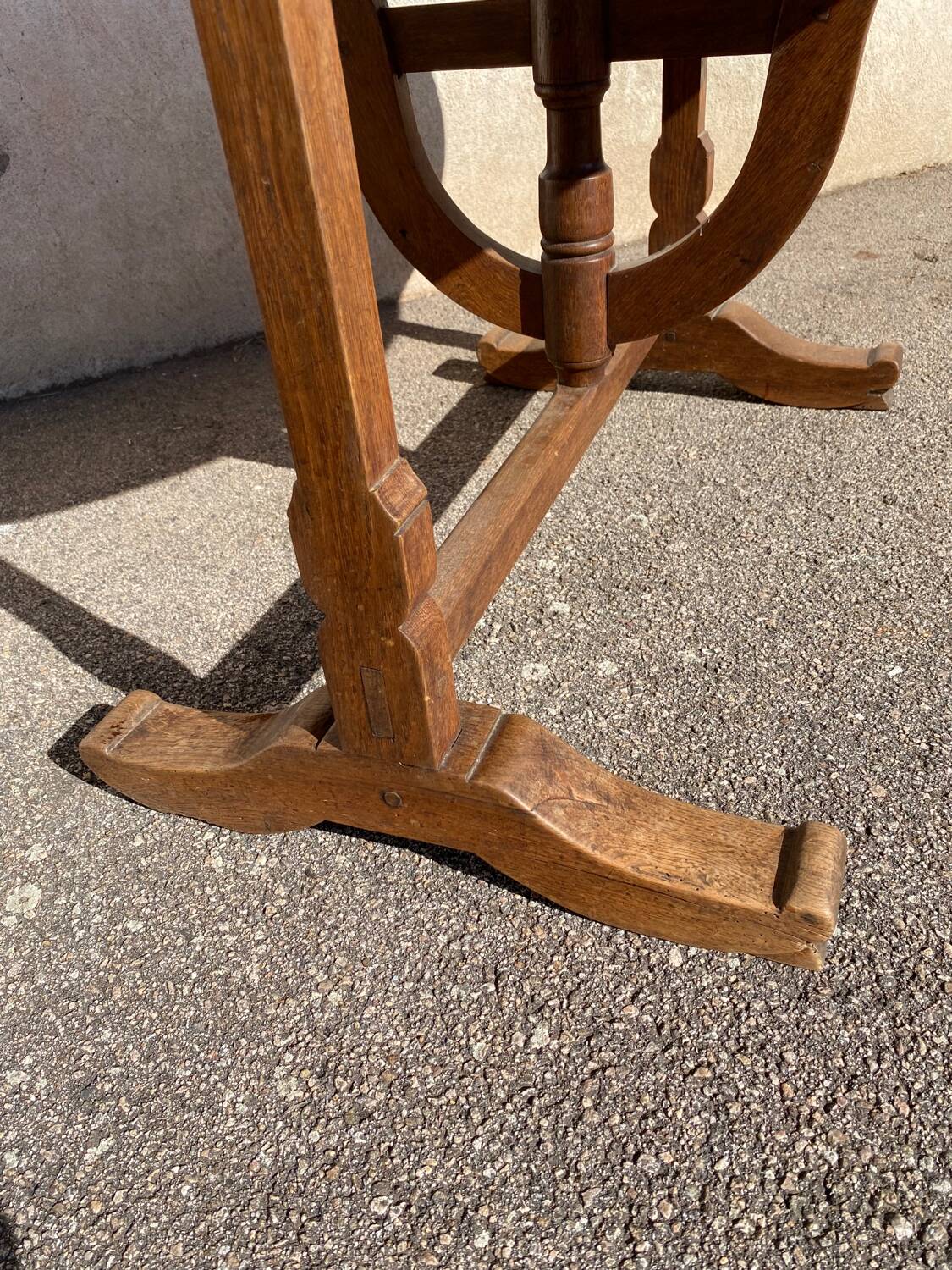 Round winegrower's table