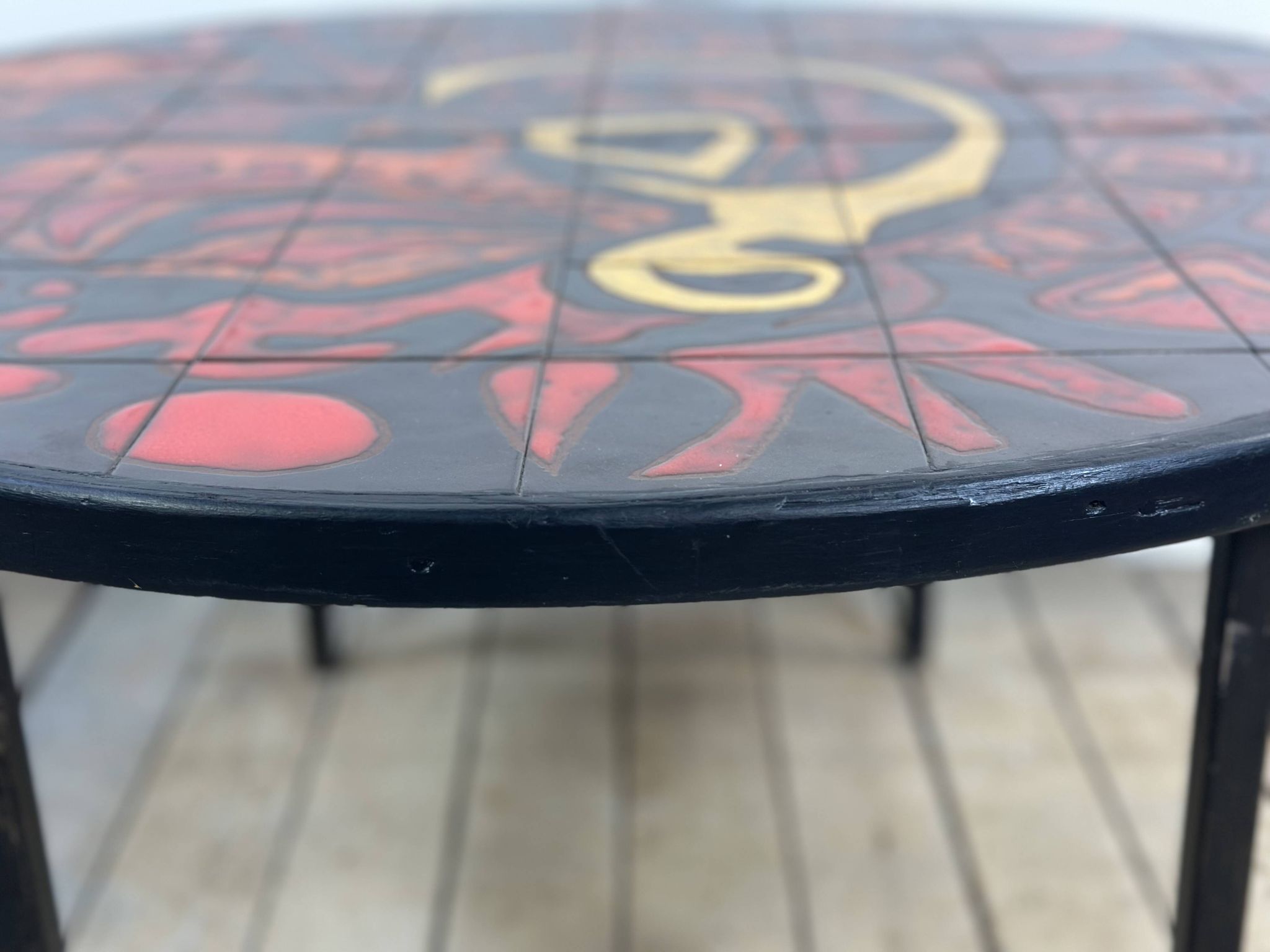 Table basse ronde vintage en céramique graphique rouge et jaune 1960