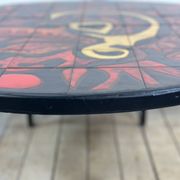 Table basse ronde vintage en céramique graphique rouge et jaune 1960