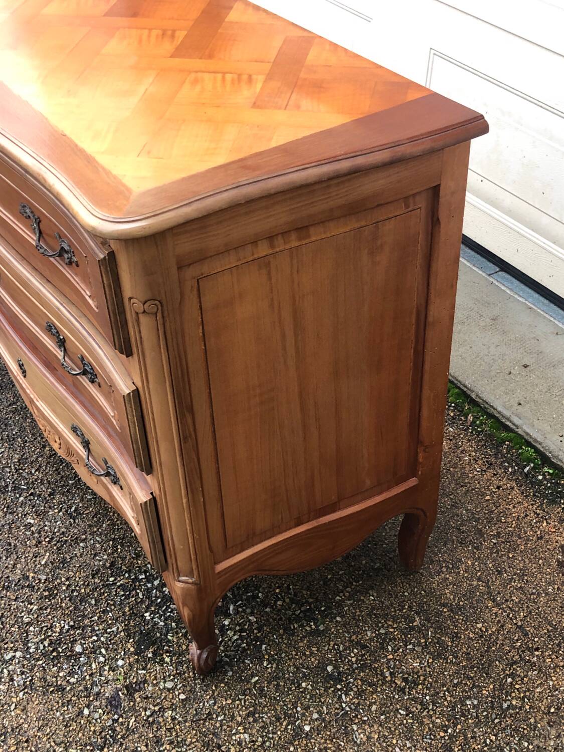 Commode noyer 3 tiroirs et laiton de style