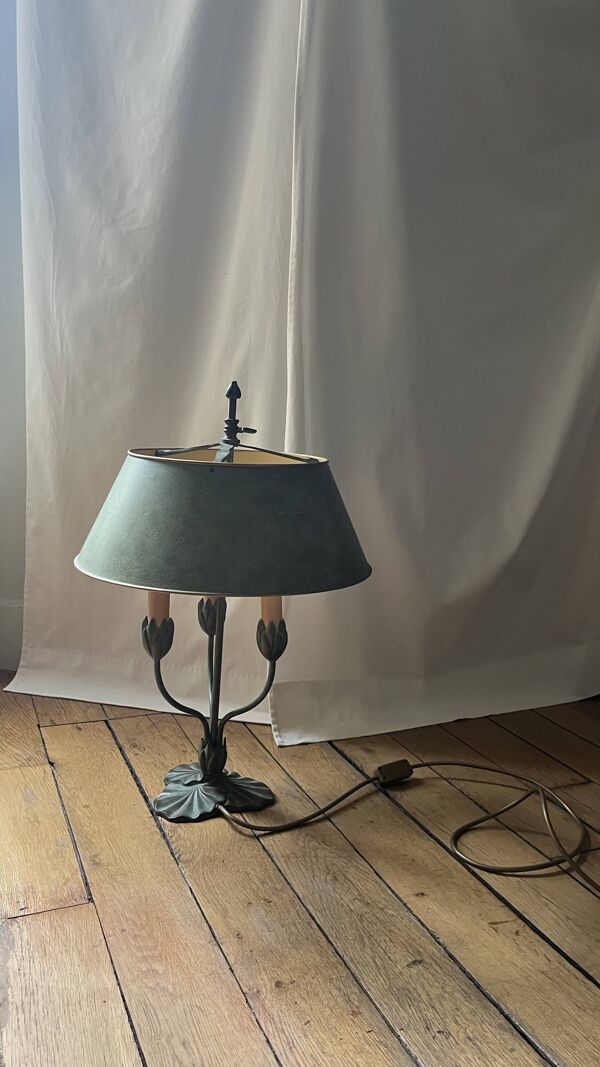 Lampe de table tulipe Lucien Gau en métal patiné avec abat-jour vert.