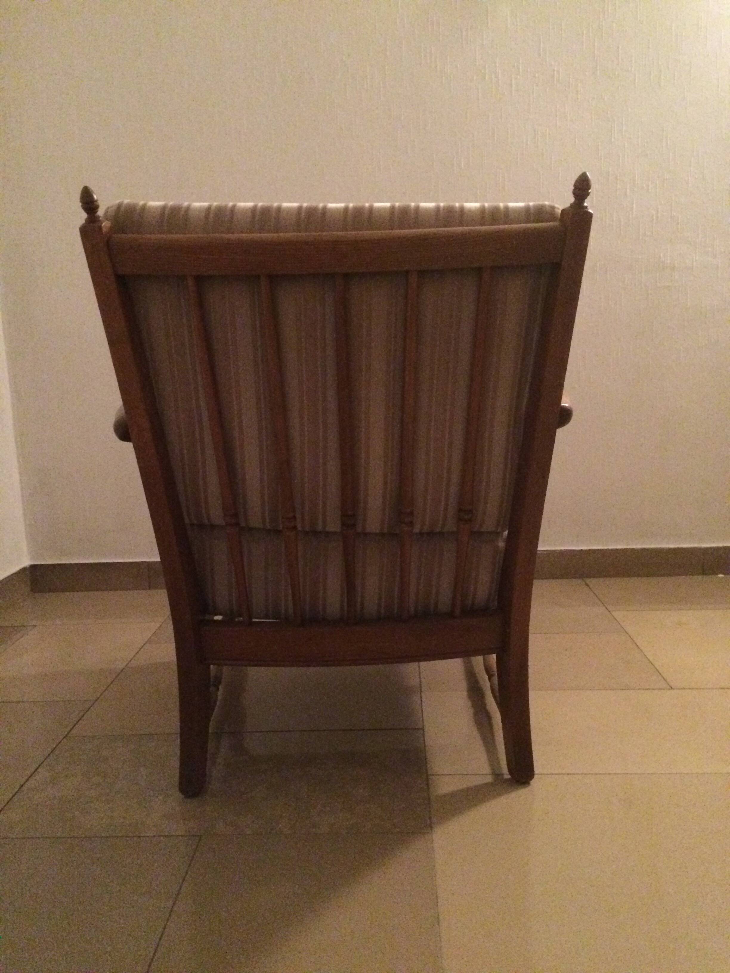 Ensemble de salon vintage avec table basse en marbre vert et quatre fauteuils.