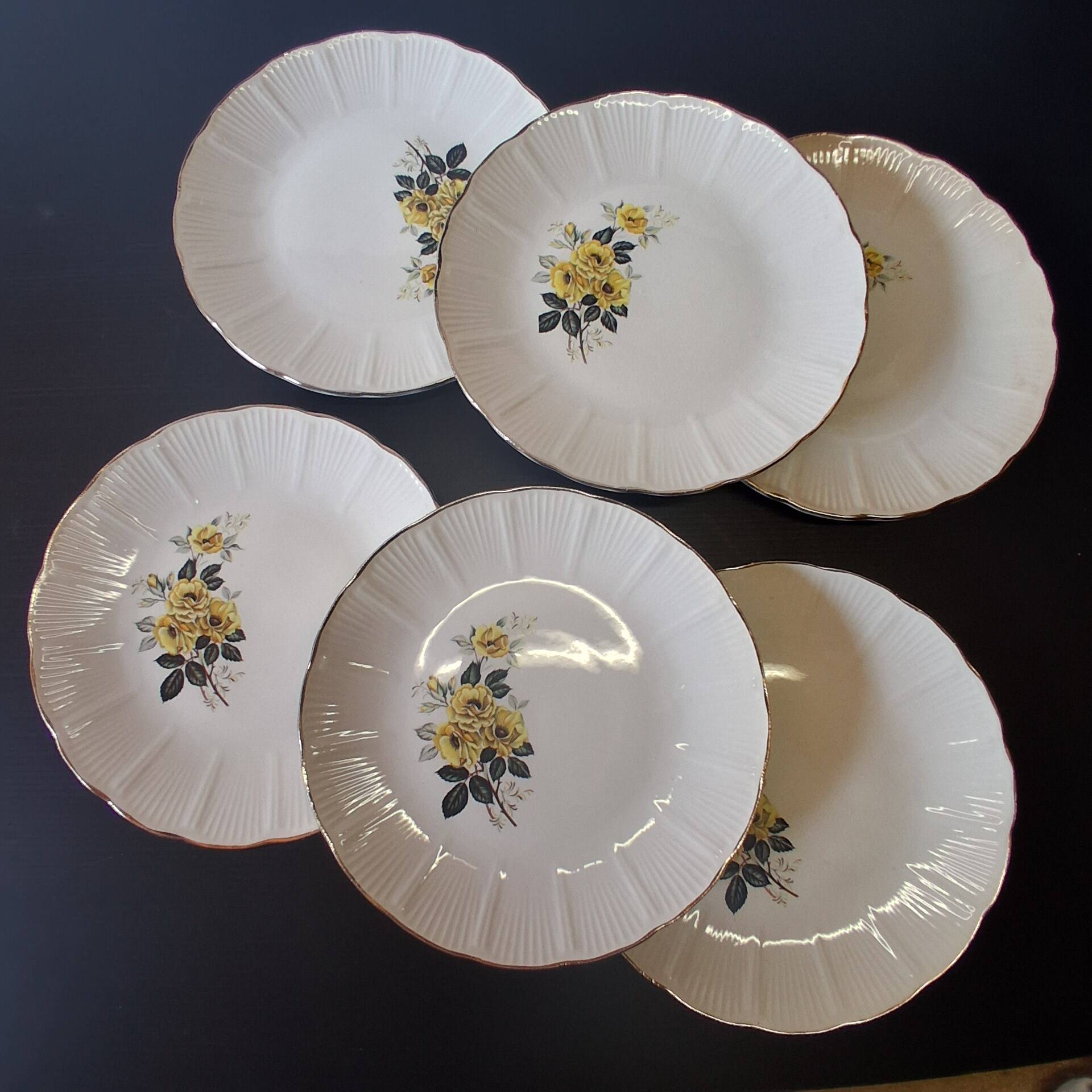 Set of 6 vintage dessert plates from L'Amandinoise in good condition.