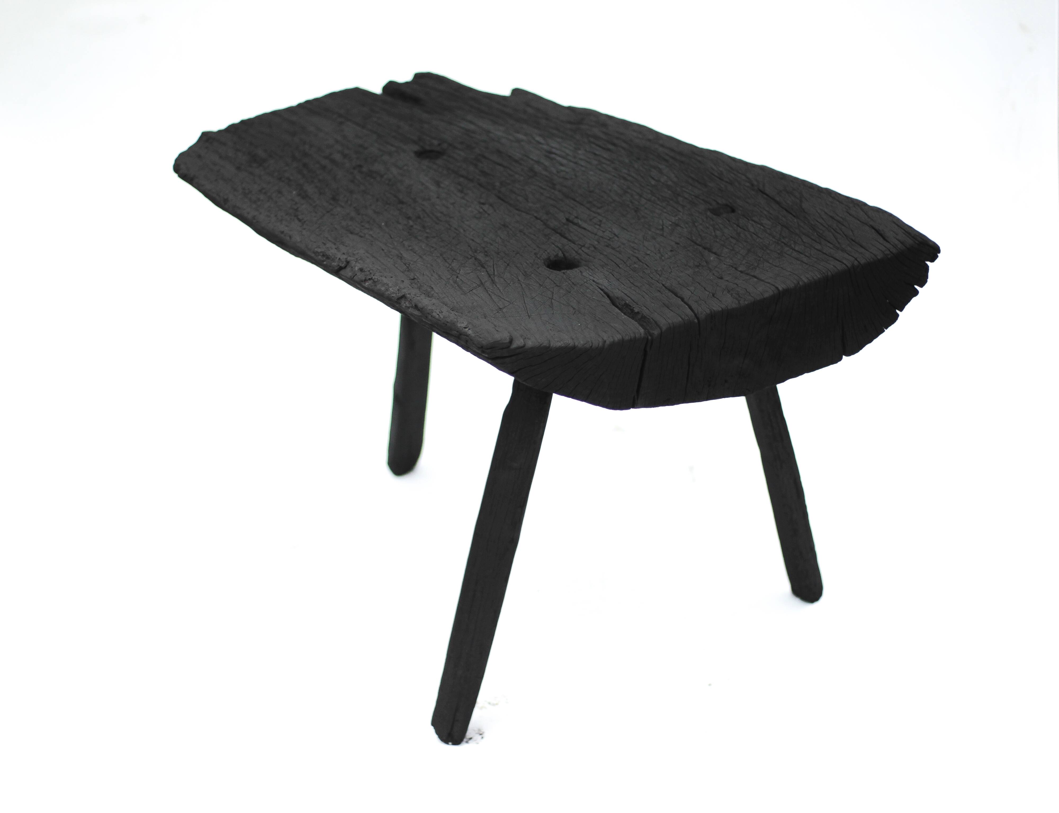 Table basse brutaliste tripode