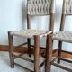 Chaises en bois brutaliste et corde