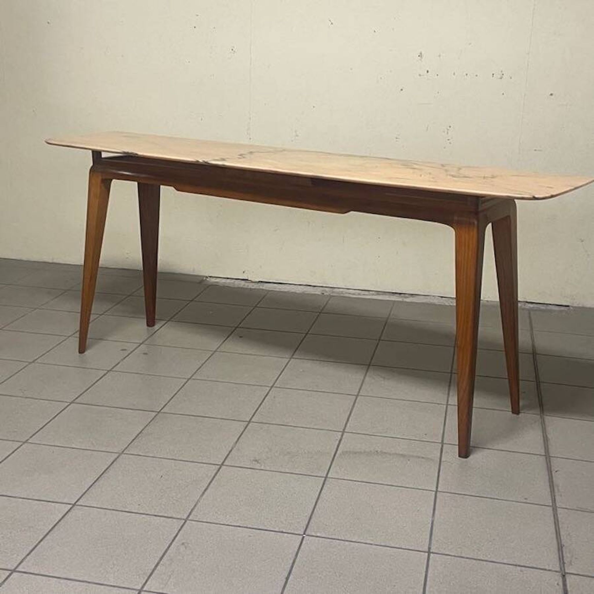 Console from the 1950s with a pink marble top and a cherry wood frame.