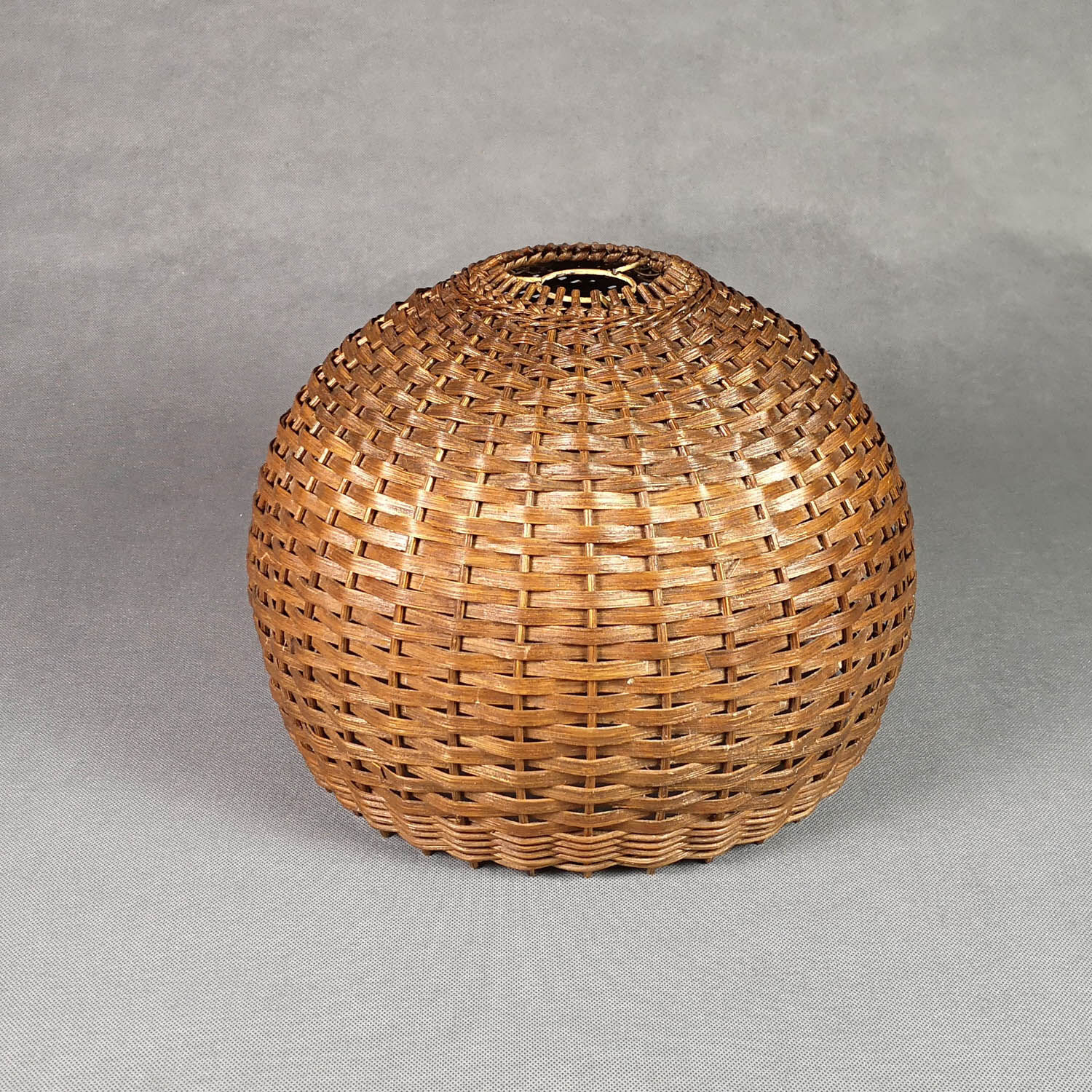 Vintage wicker ball suspension