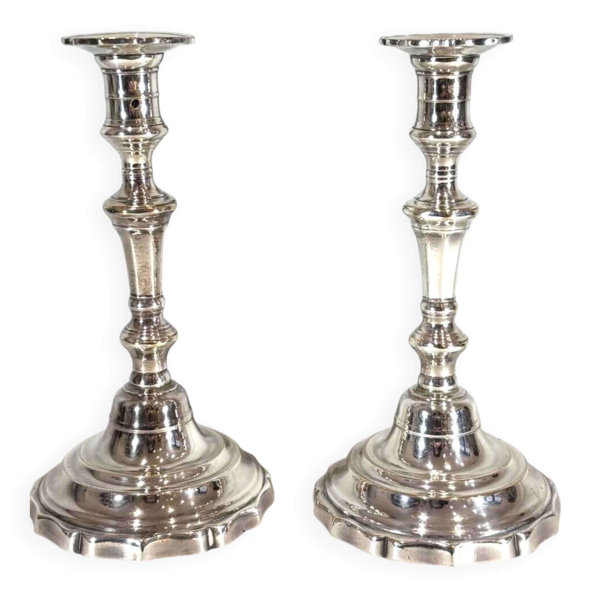 Paire de bougeoirs en métal argenté