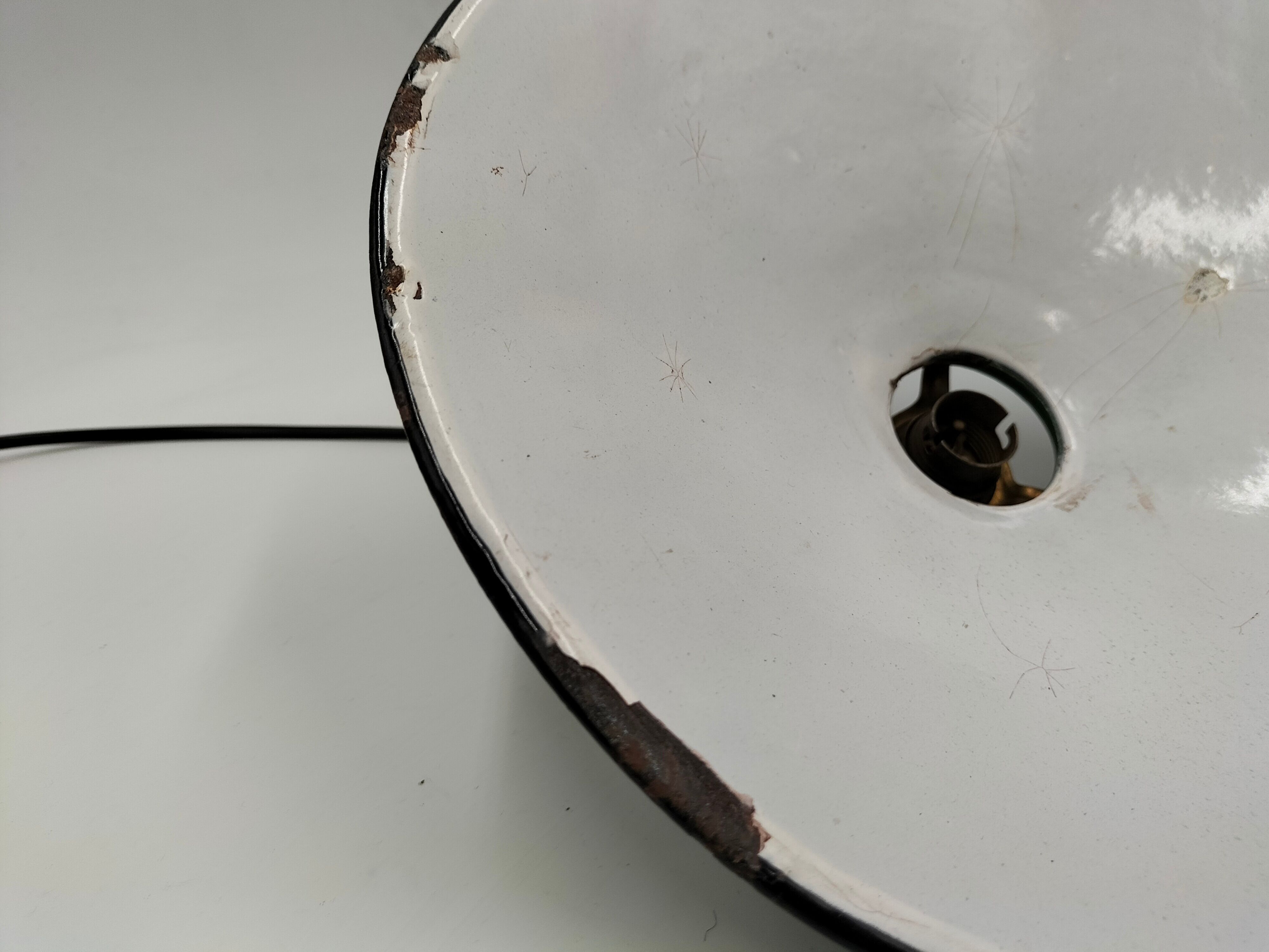 Enamelled sheet metal suspension