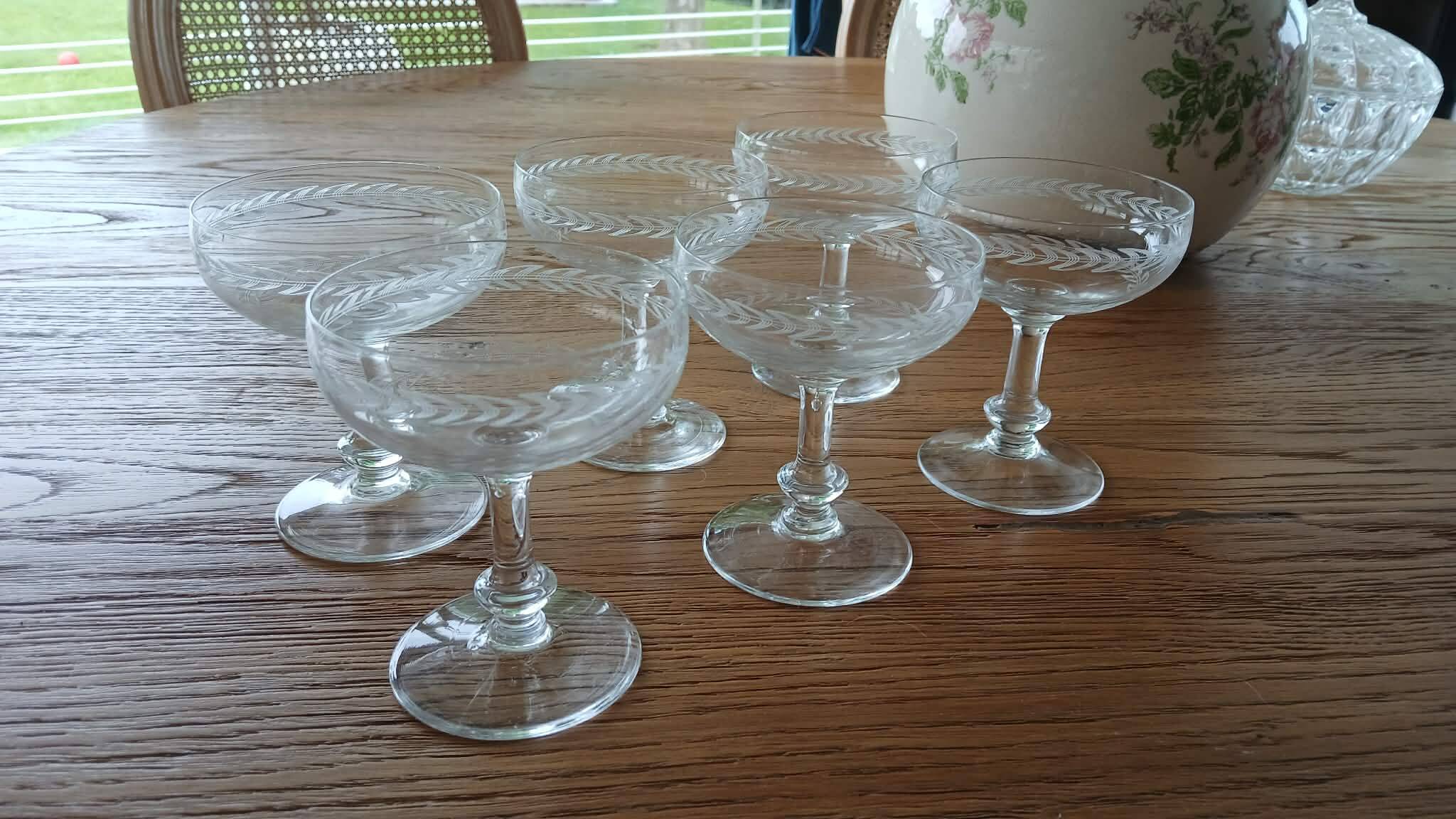 Service de 6 coupes à champagne vintage en verre gravé. Années 40/50's