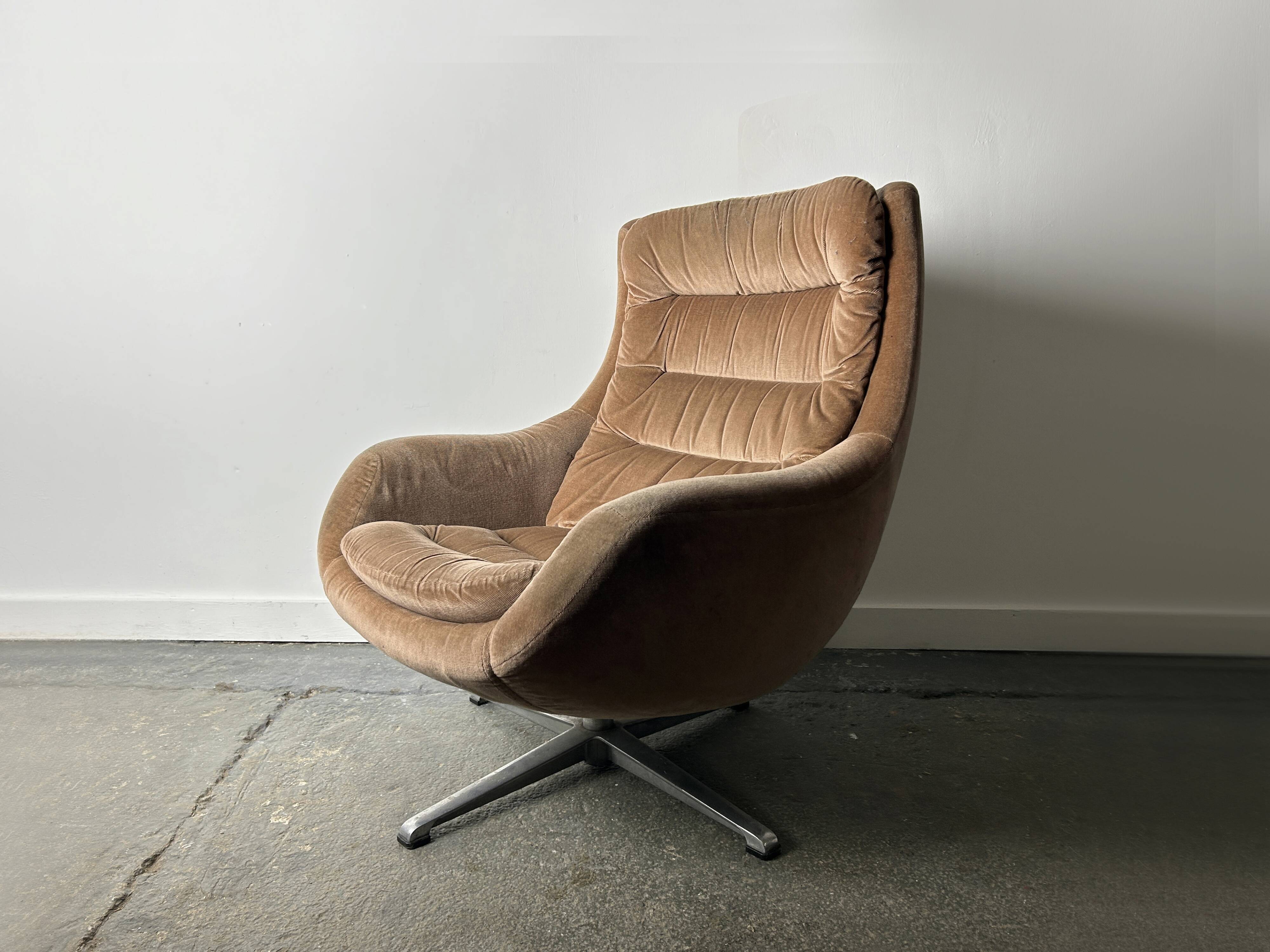 Rodney Kinsman Mid-century 1960s corduroy swivel lounge chair