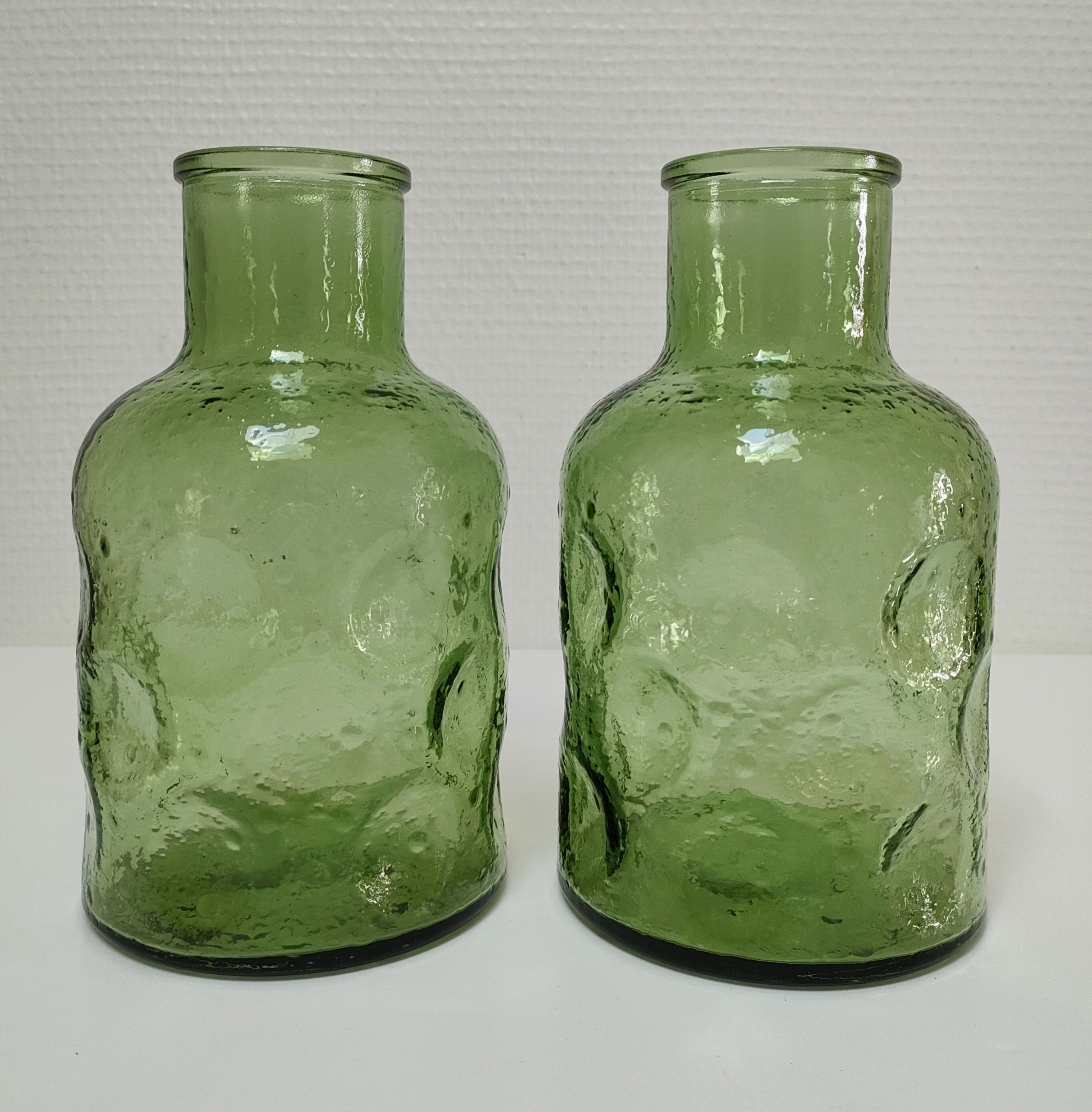 Deux vases verre moulé texturé vert années 70
