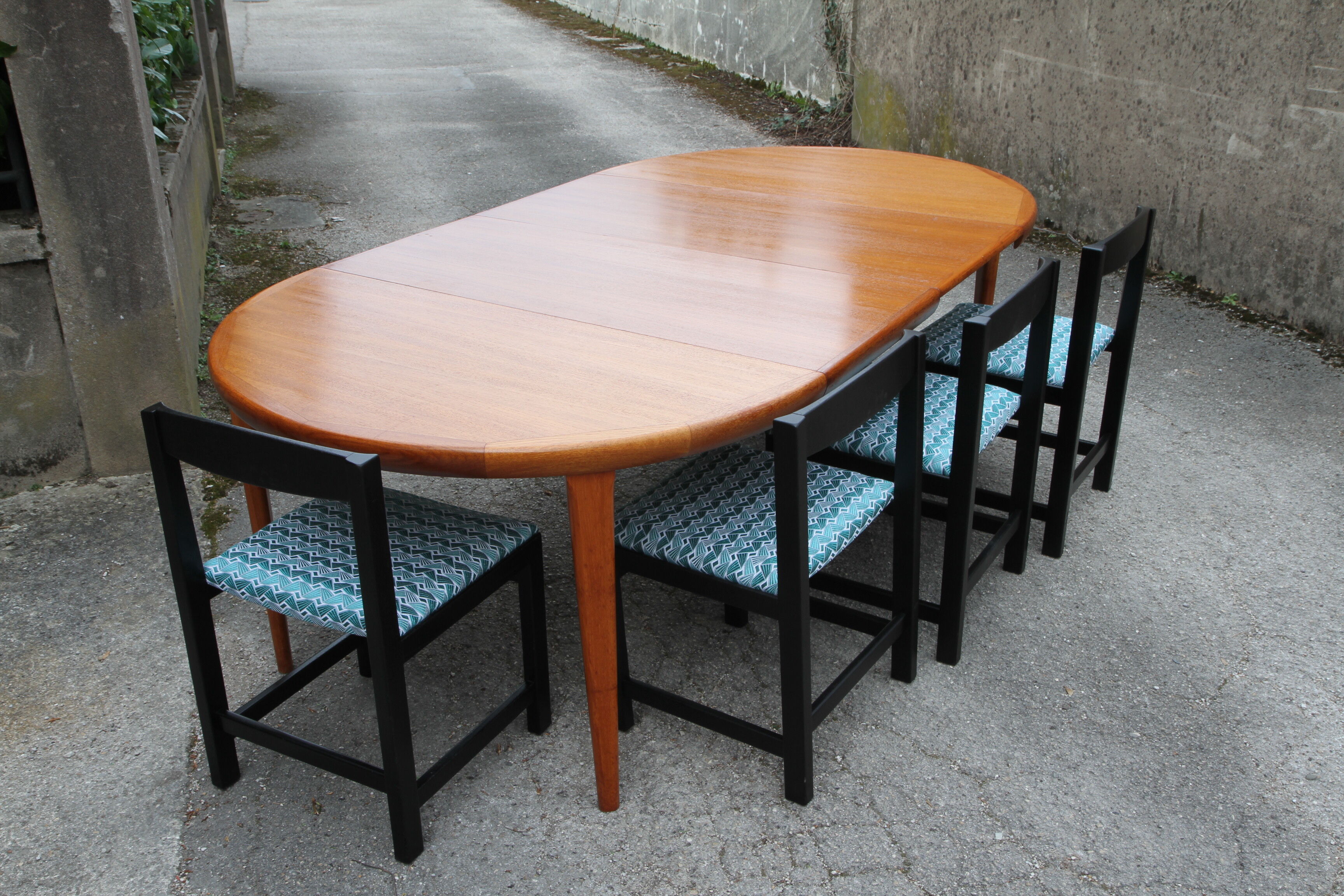 Danish teak extendable round table of the years 60