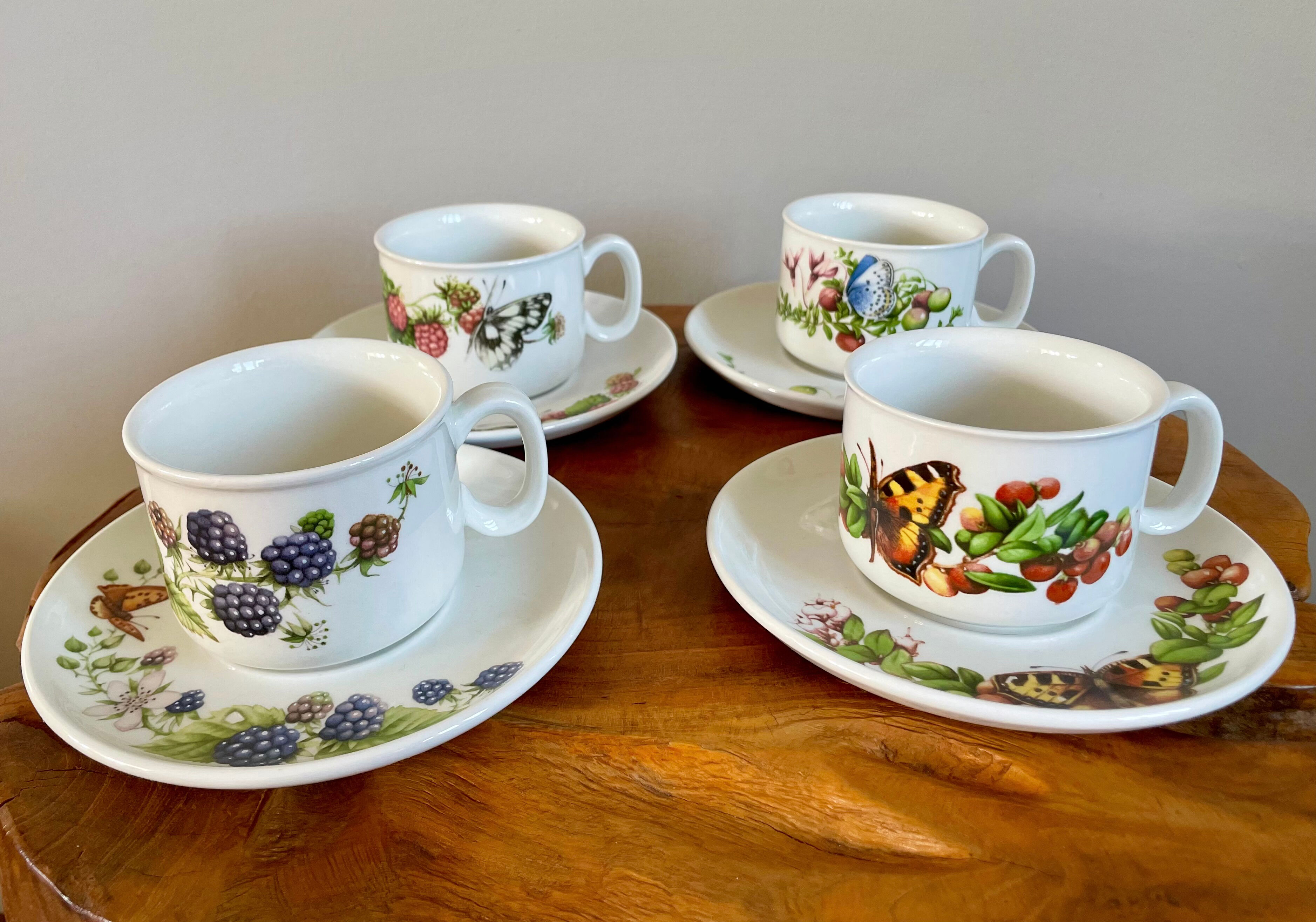 Set of 4 Marjolein Bastin Teacups with Saucers from the "Libelle" Series, J&G Meakin, Wedgwood Group