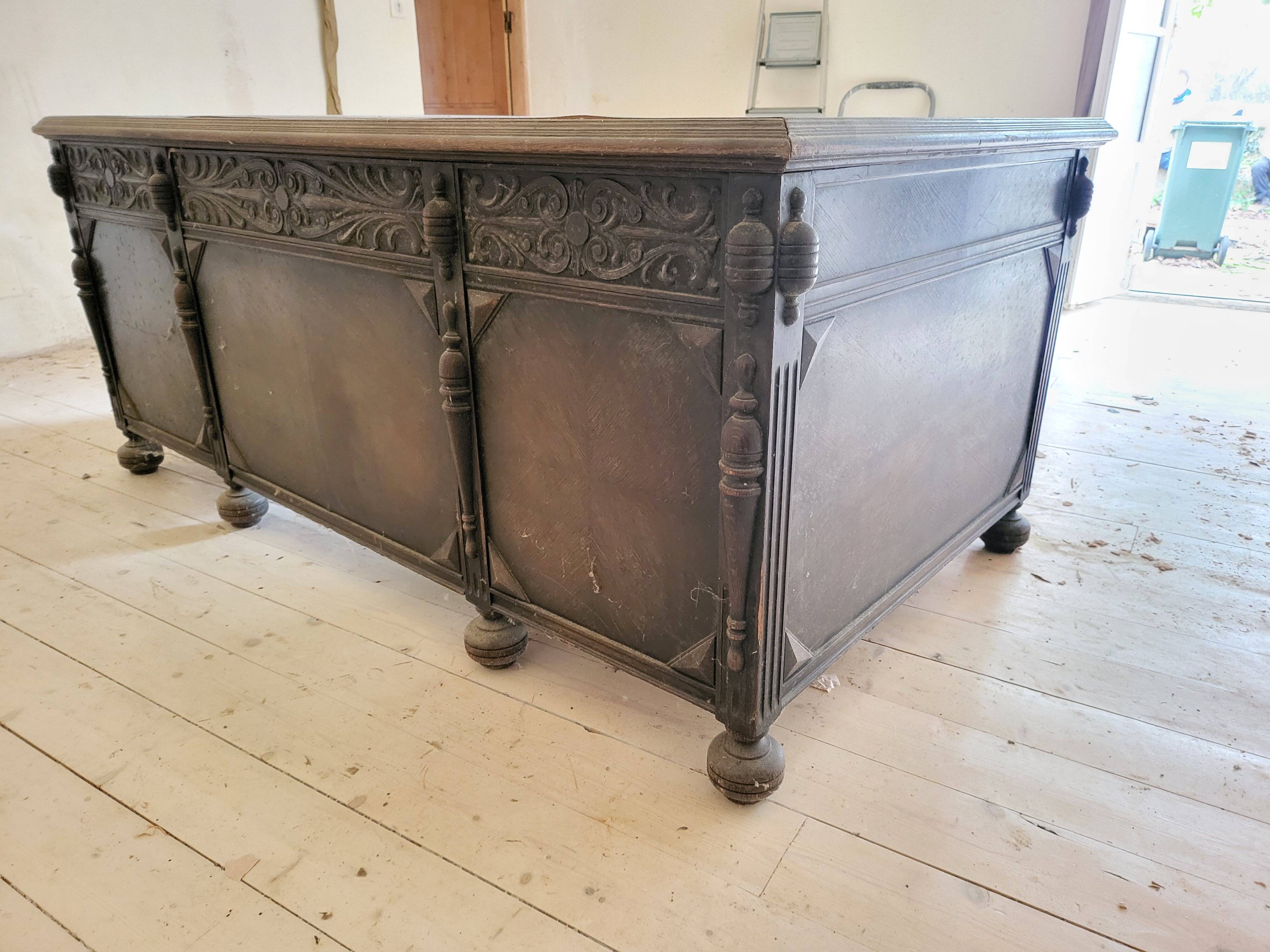Grand Bureau Américain toutes faces Sculpté "Leopold Desk Co." – Circa 1920