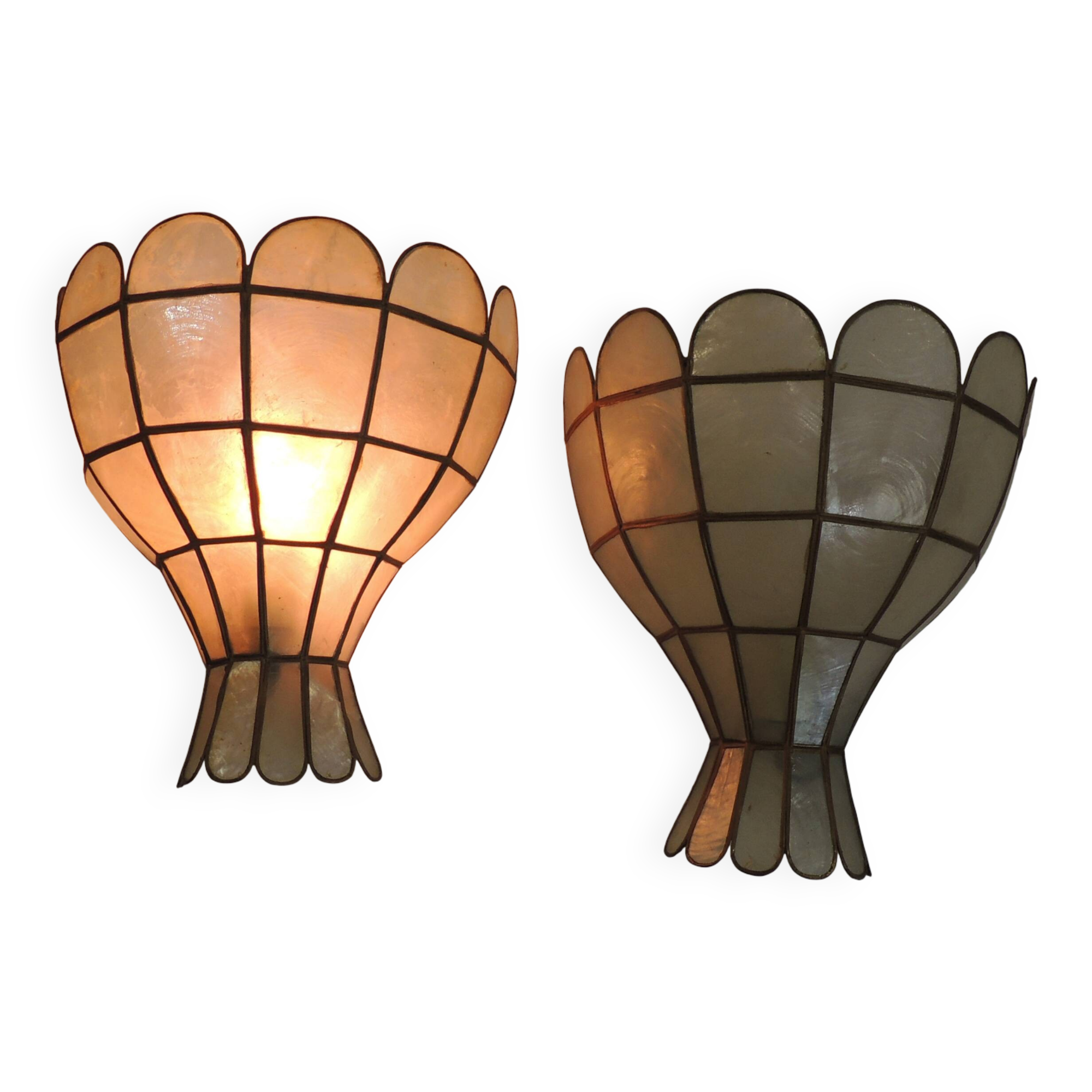Pair of vintage mother-of-pearl and brass wall sconces – Floral shape