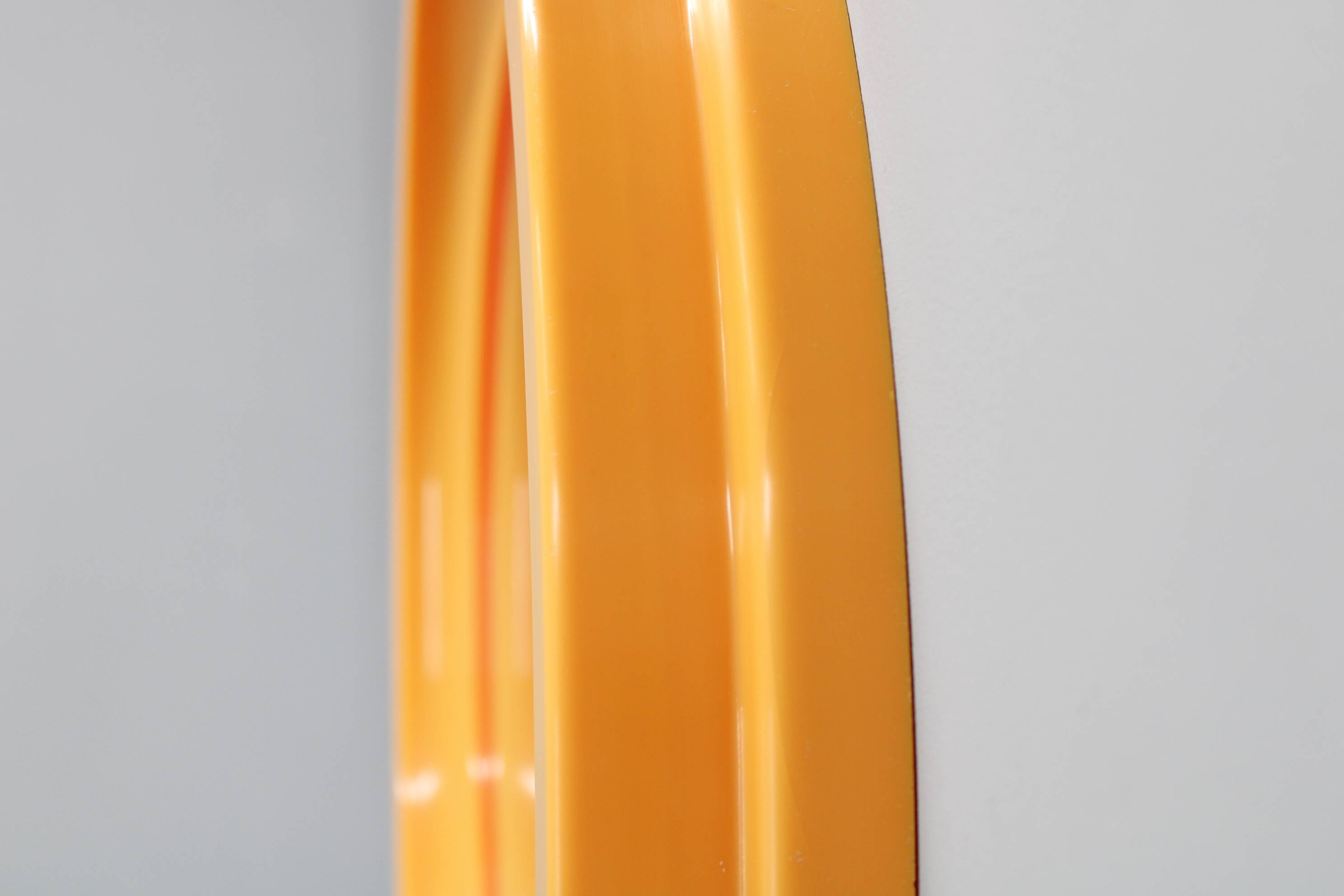 Miroir rond italien des années 1970 de la marque Salc, avec cadre en plastique jaune orangé.