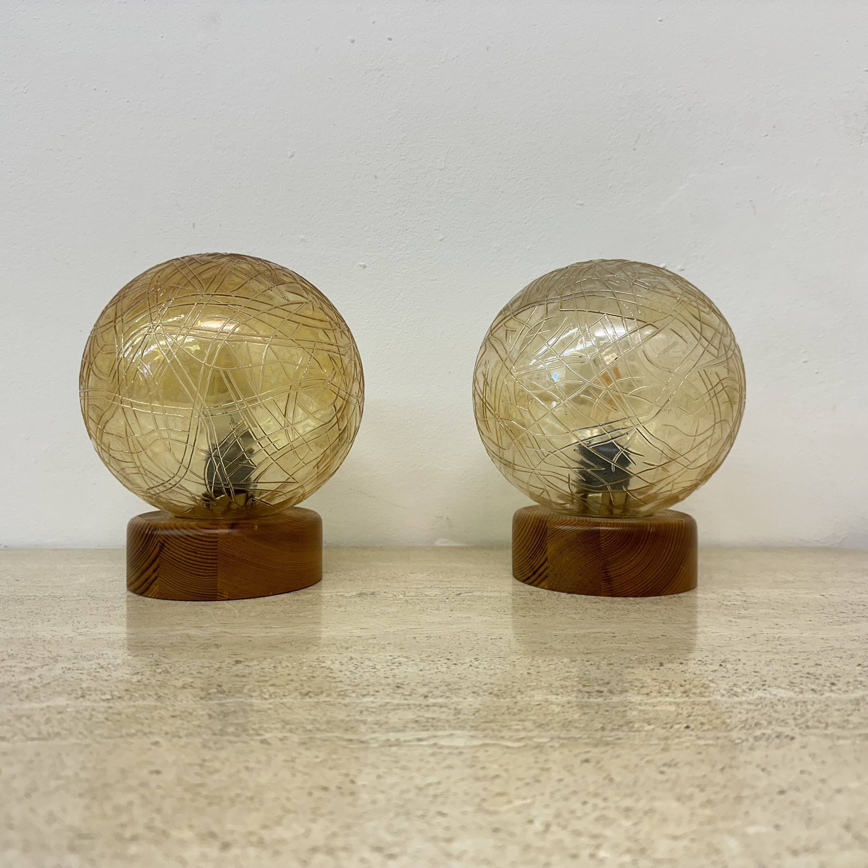 Ensemble de 2 lampes de table en verre et bois, années 1980