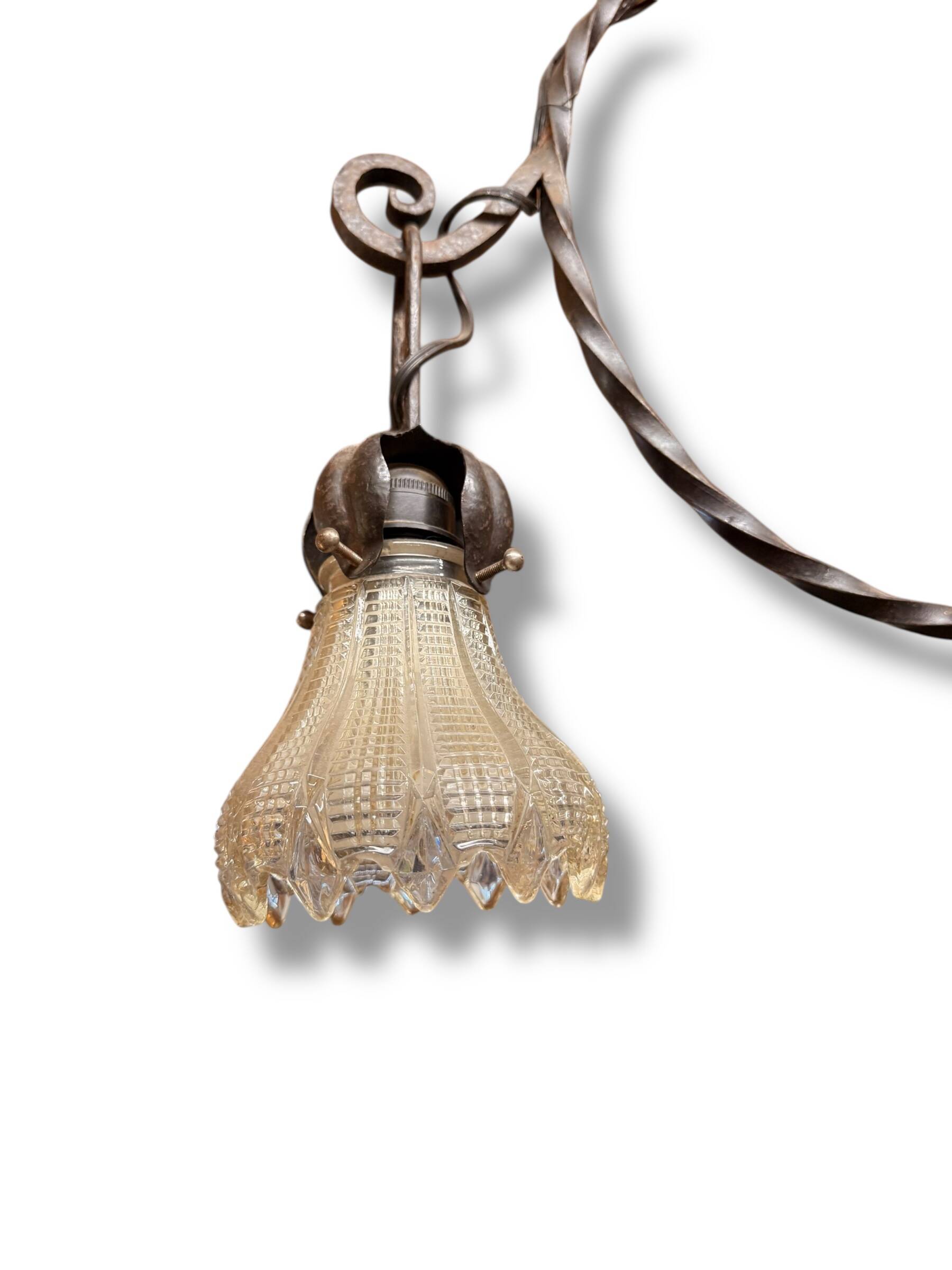 Lustre en fer forgé et verre à décor de cerf