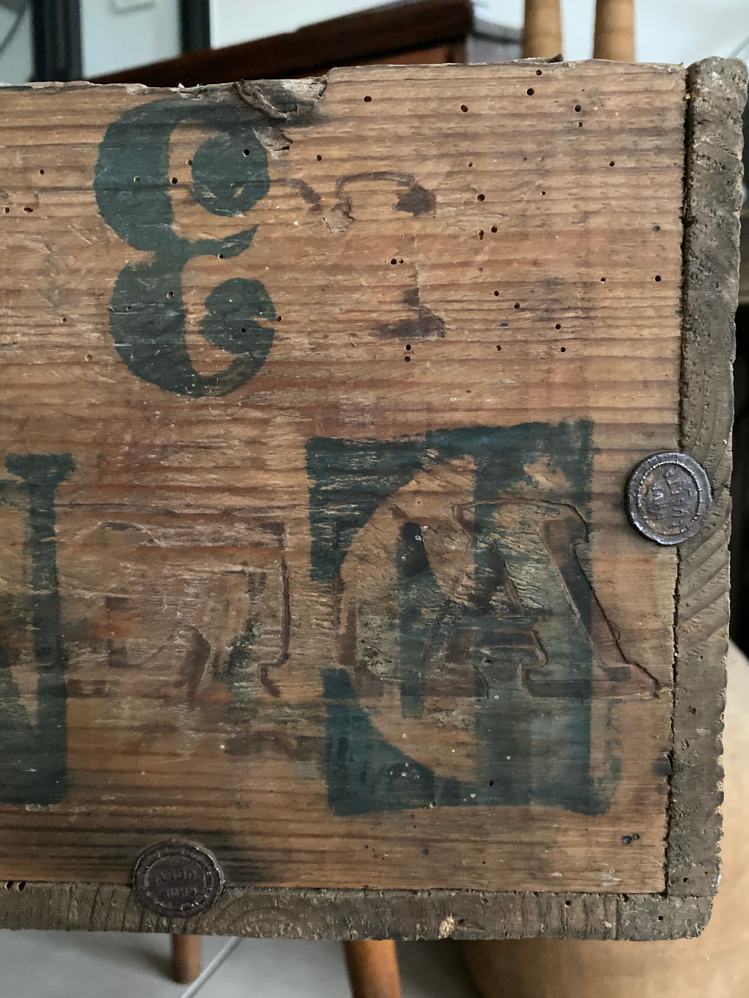Ancienne caisse en bois « Rhum Luceta »