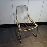 Chaise métallique tubulaire recouverte de dorure