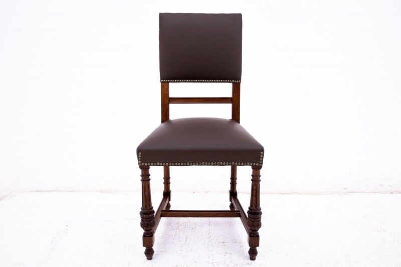 Antique table with 6 chairs from around 1880. After renovation.