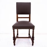 Antique table with 6 chairs from around 1880. After renovation.