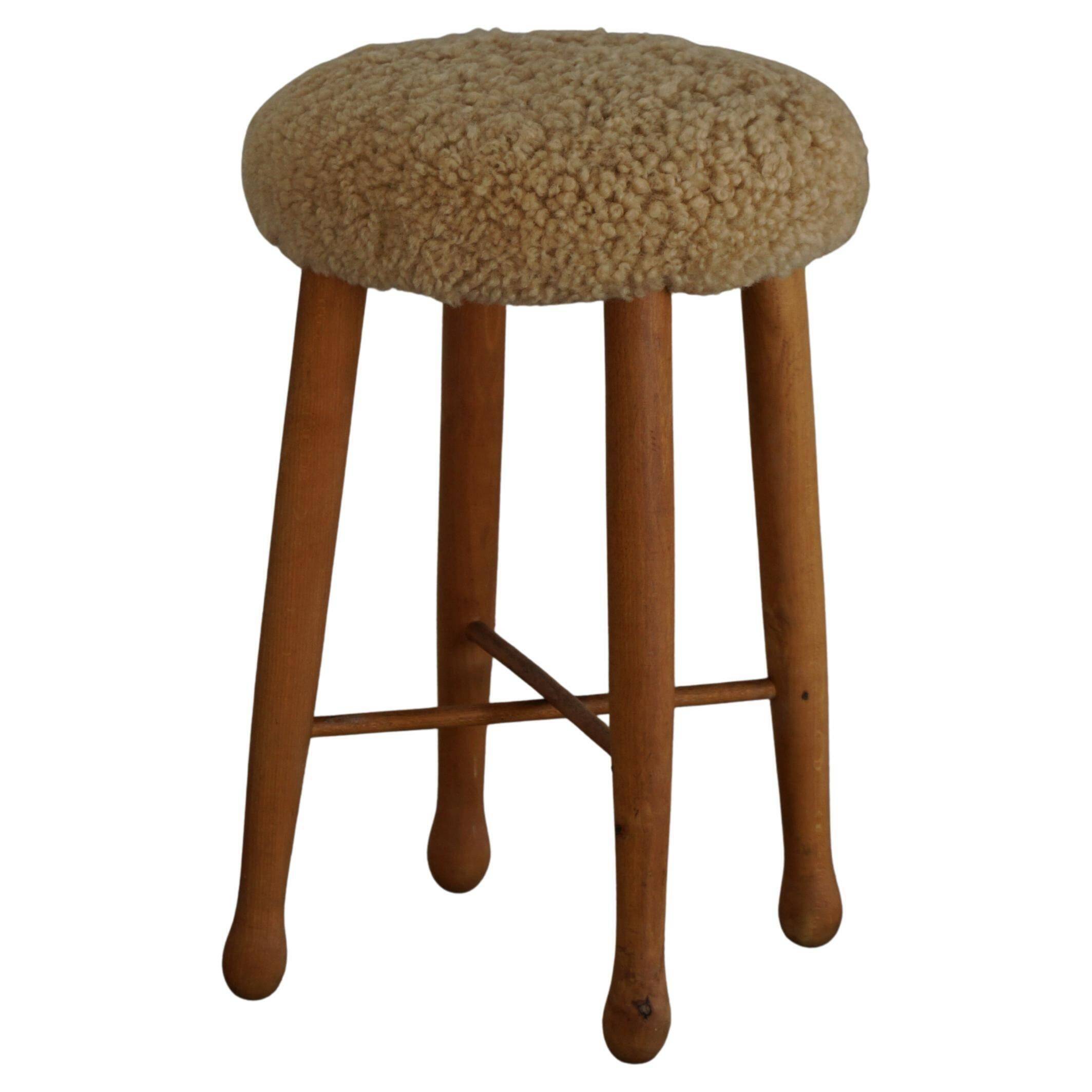 Tabouret sculptural danois du milieu du siècle moderne avec siège en laine d'agneau, années 1960