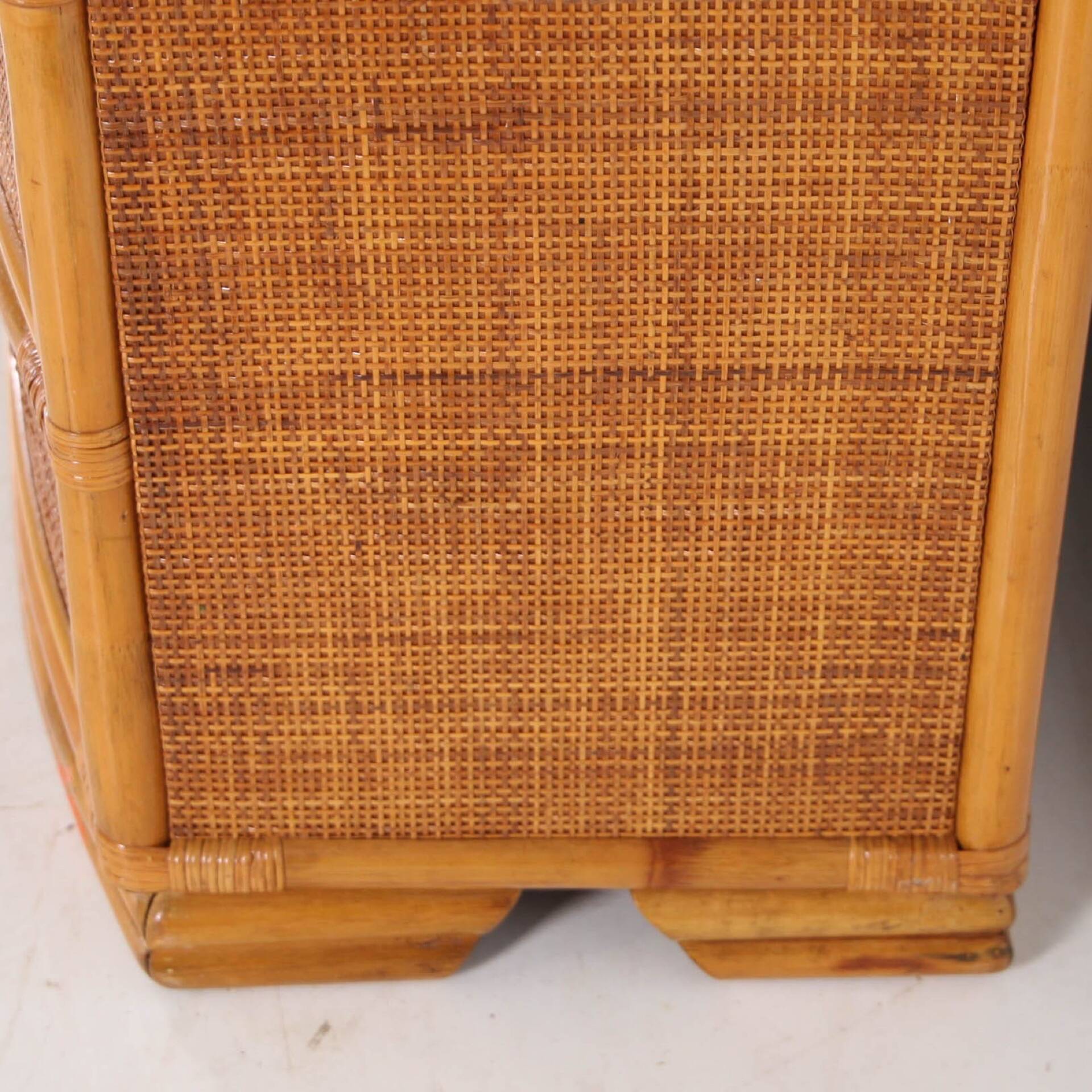 Commode en rotin  et laiton
