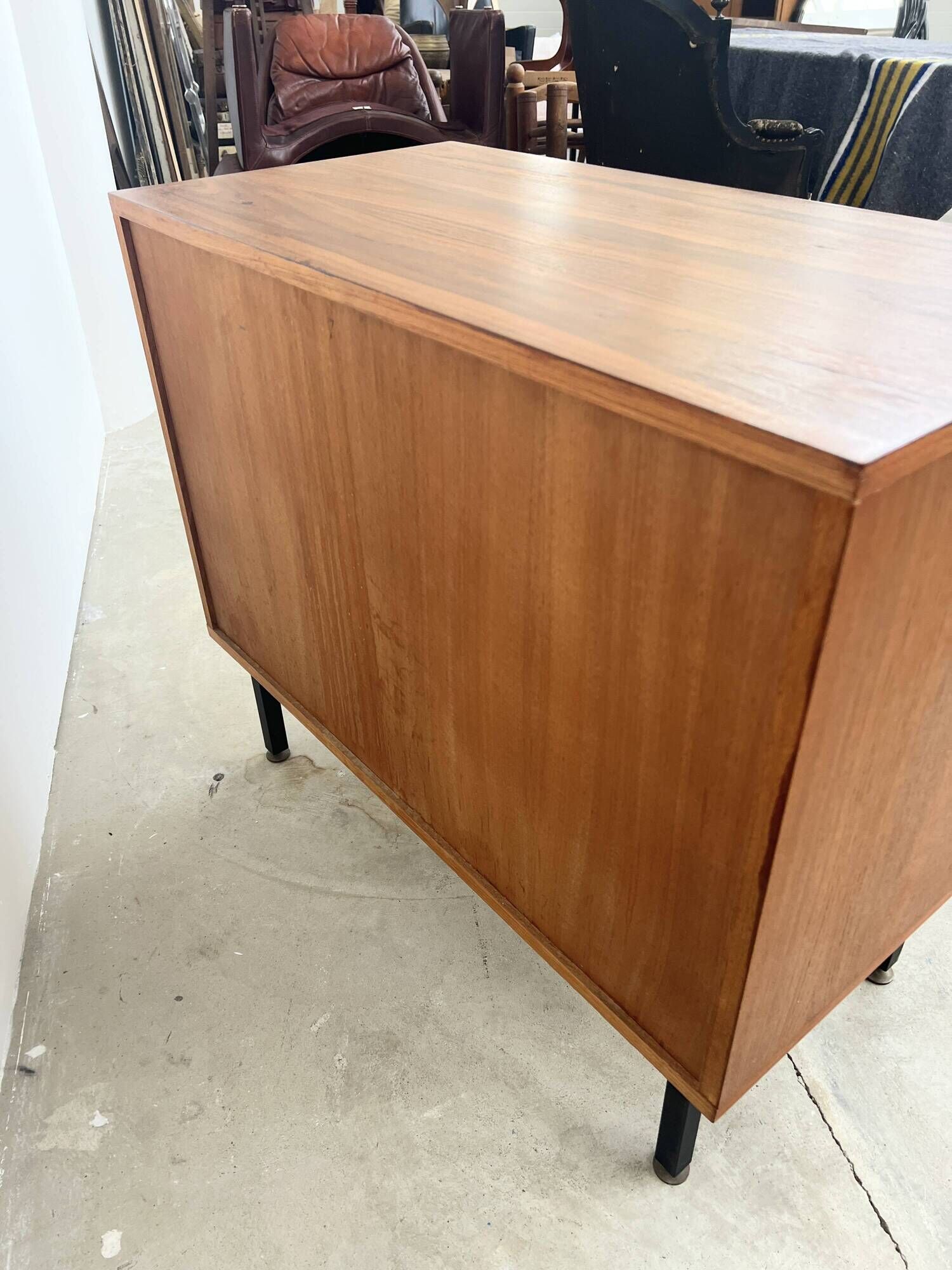 Commode 4 tiroirs moderniste par Antoine Philippon et Jacqueline Lecoq
