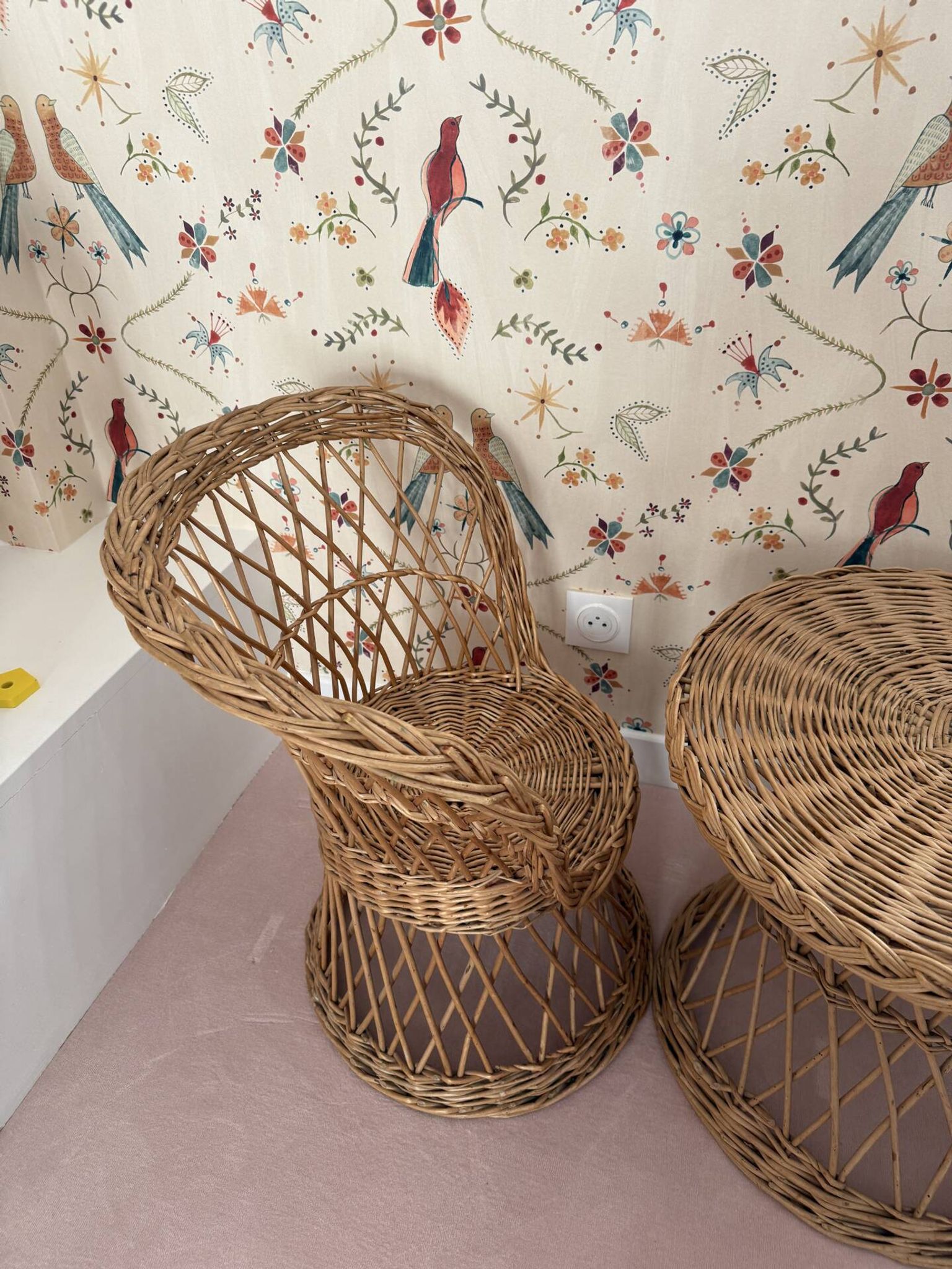 Table et deux fauteuils pour enfants en osier