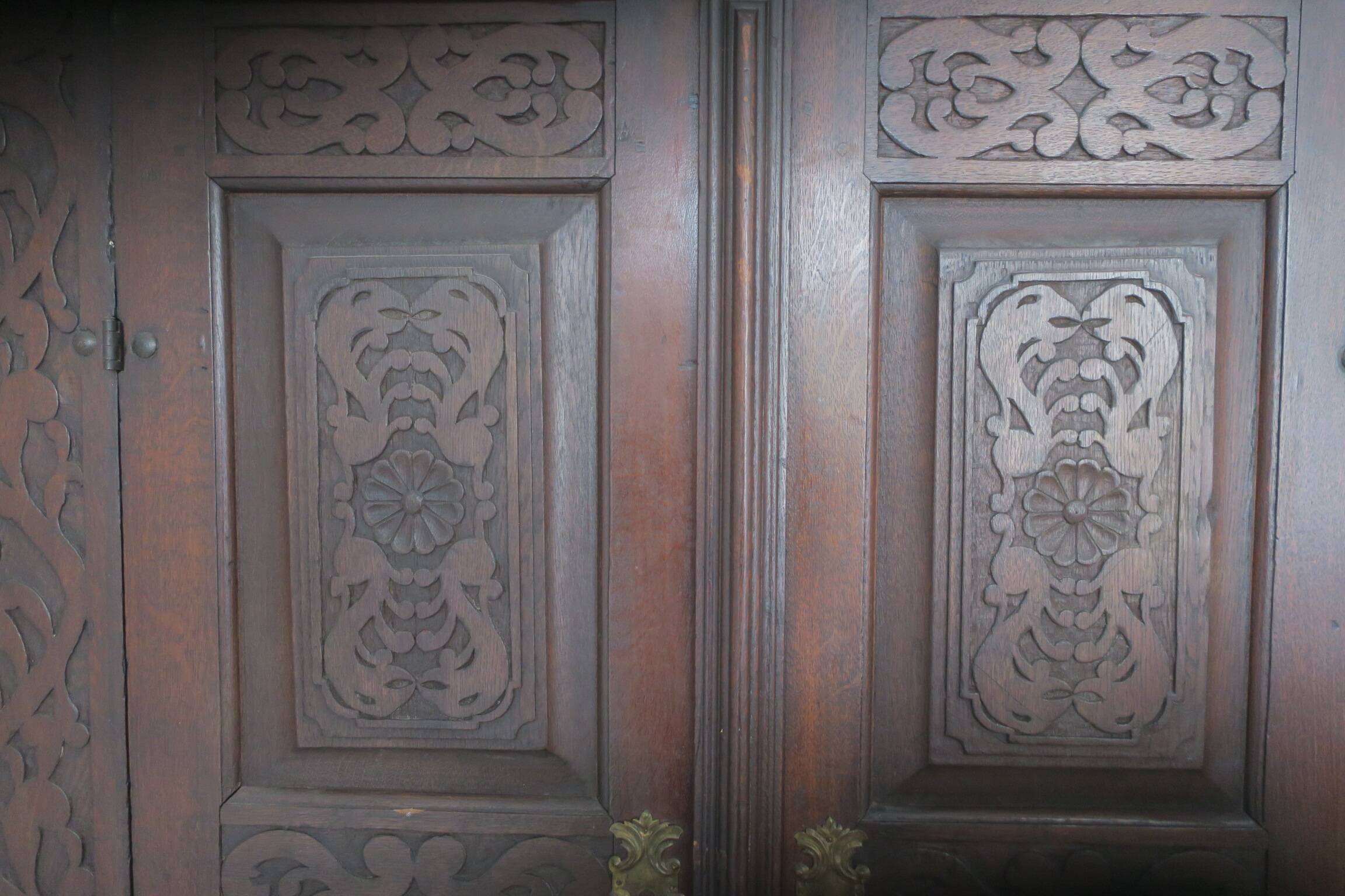 Armoire de ferme en chêne sculpté antique, 1780