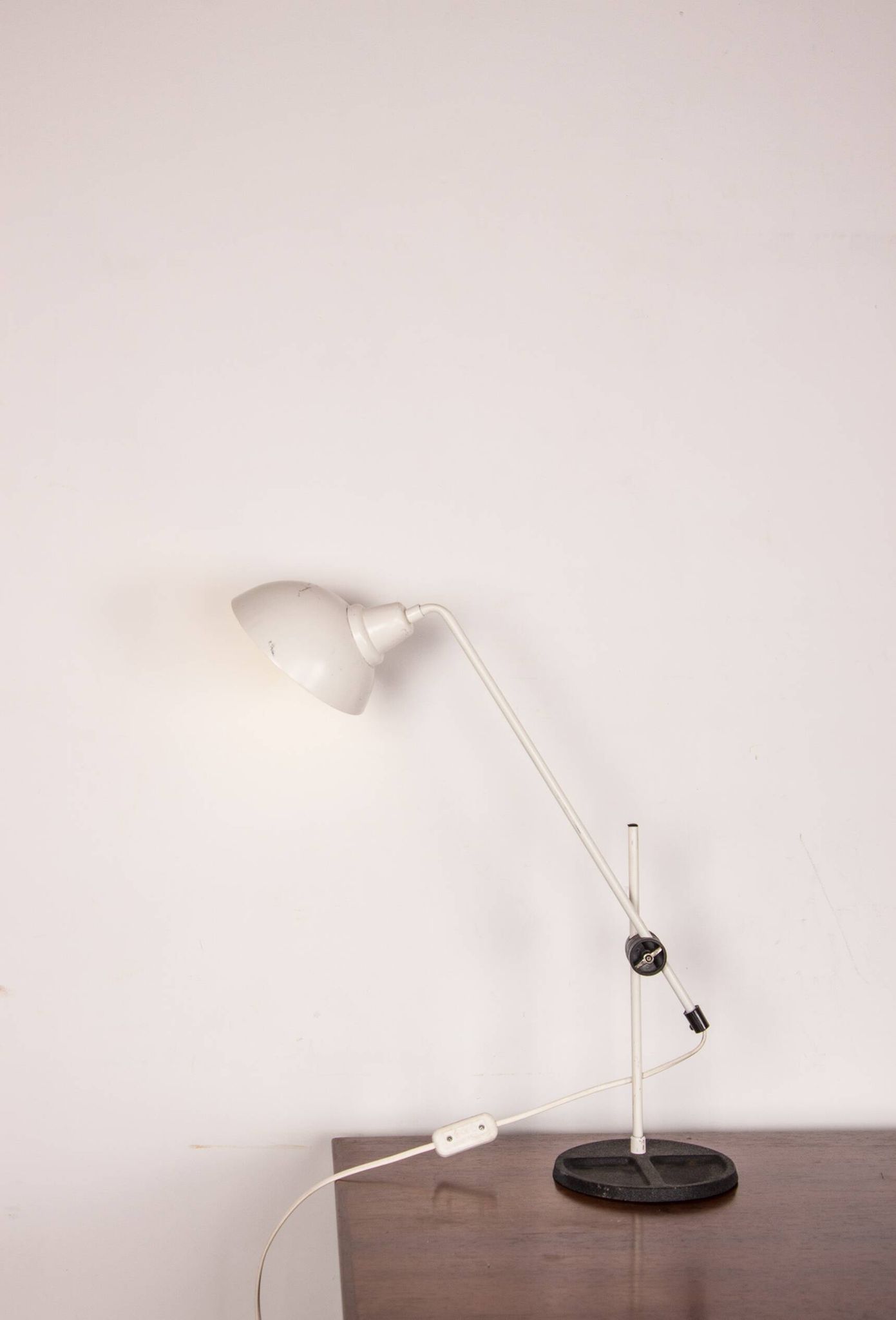 Lampe de bureau inclinable en métal blanc 1960.
