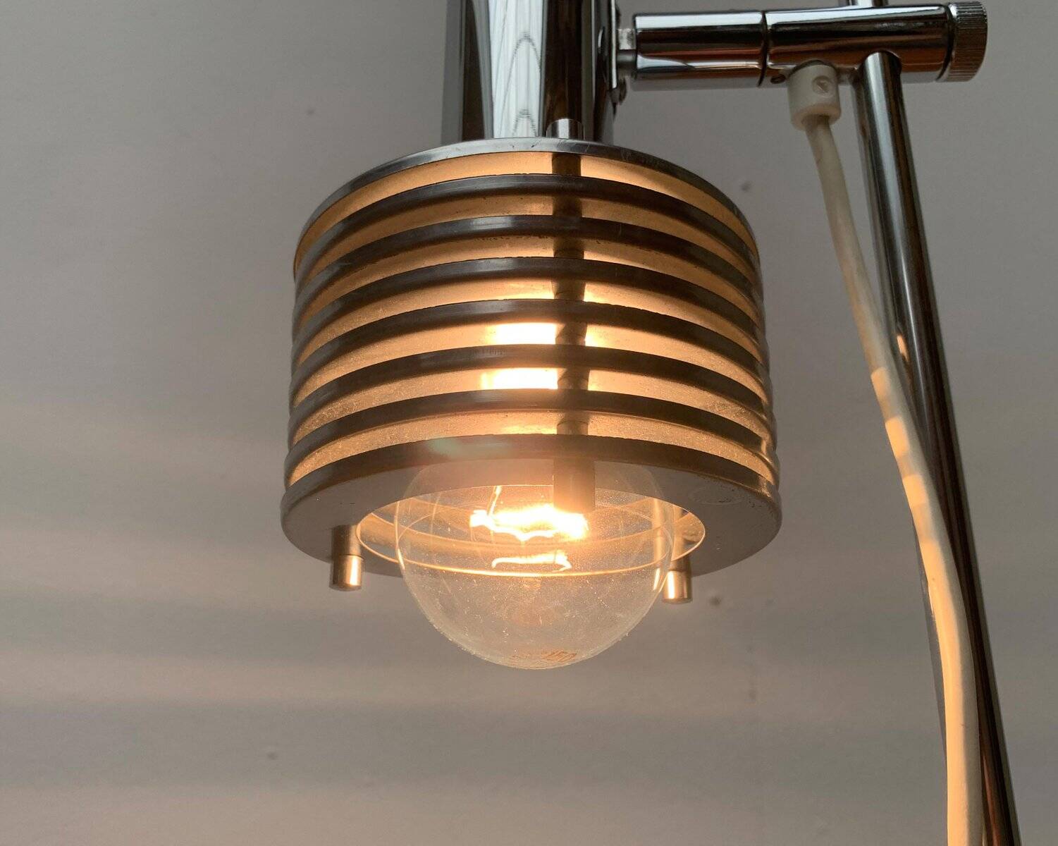 Lampe de table à lames chromées de l’ère spatiale